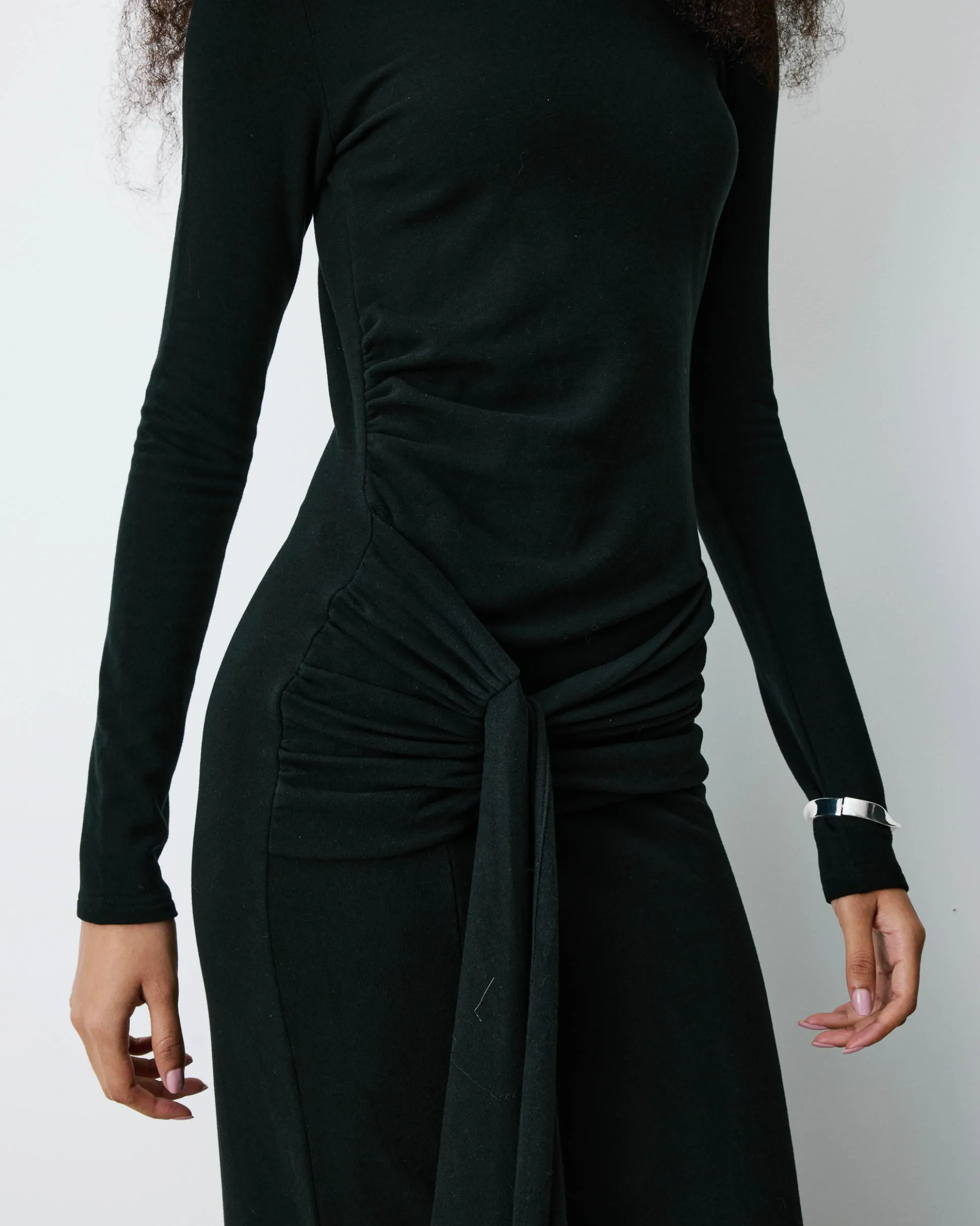 Robe longue ajustée dos nu à nœud devant noir Britney