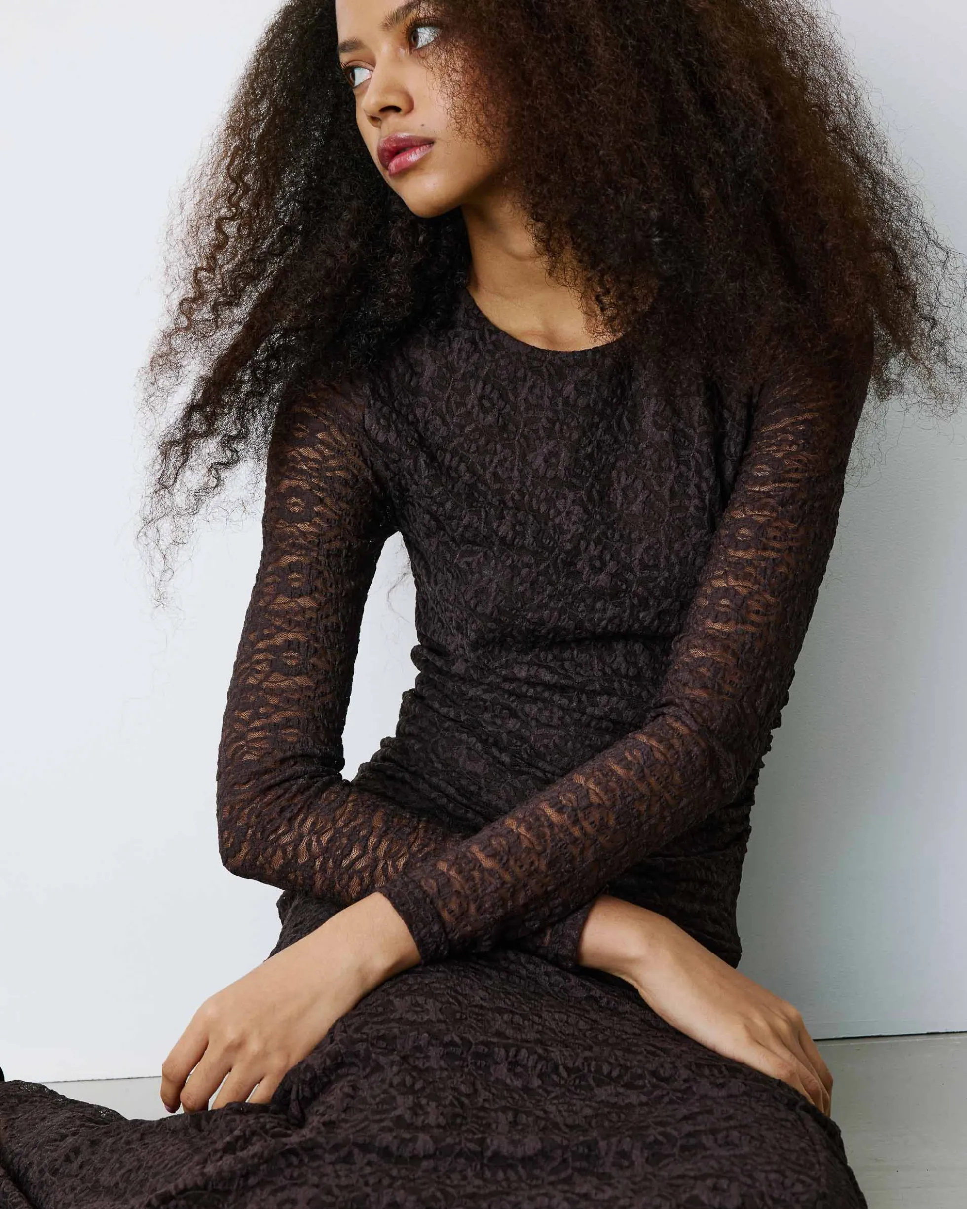 Robe longue en dentelle froncée chocolat Bianca