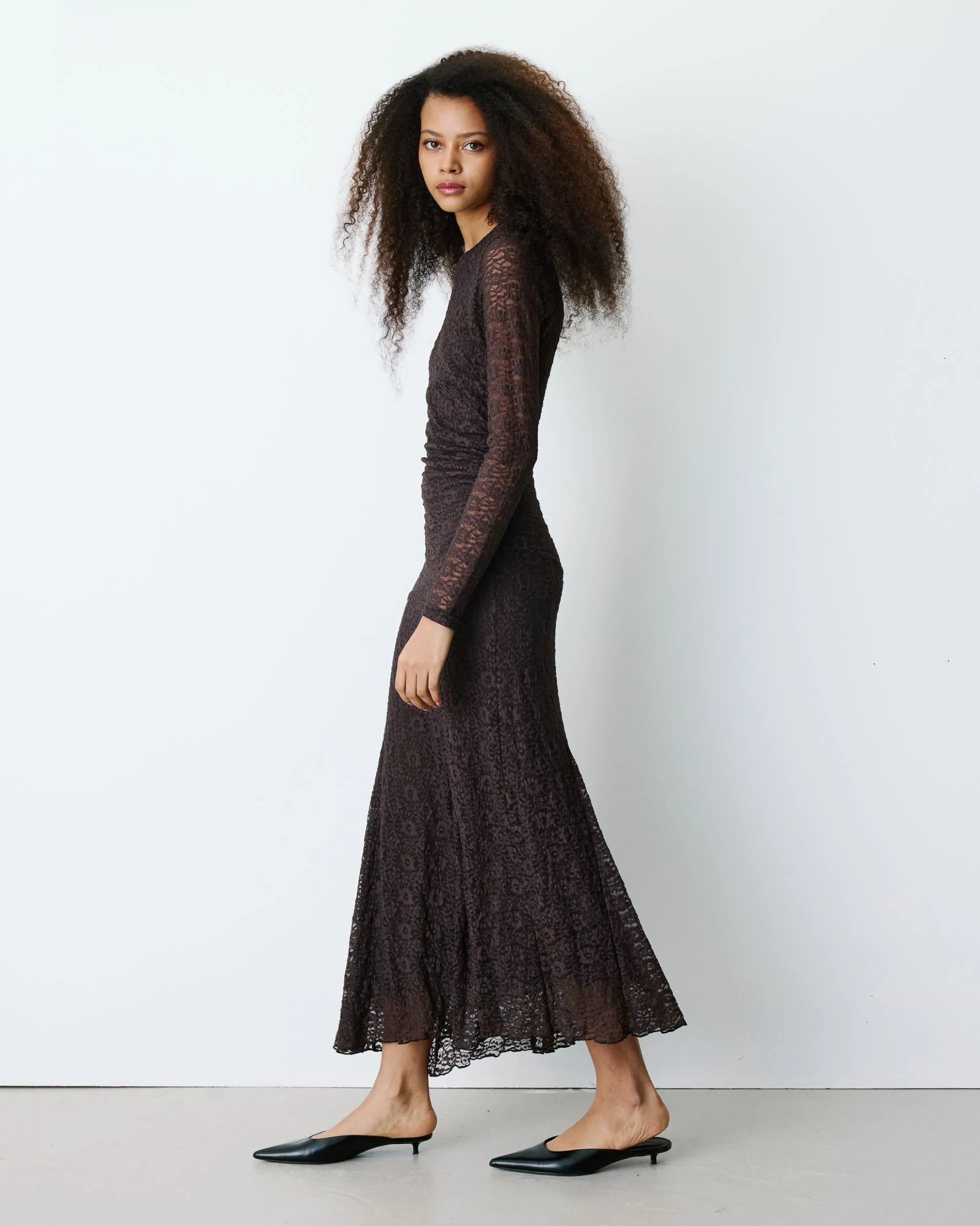 Robe longue en dentelle froncée chocolat Bianca