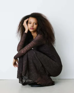 Robe longue en dentelle froncée chocolat Bianca