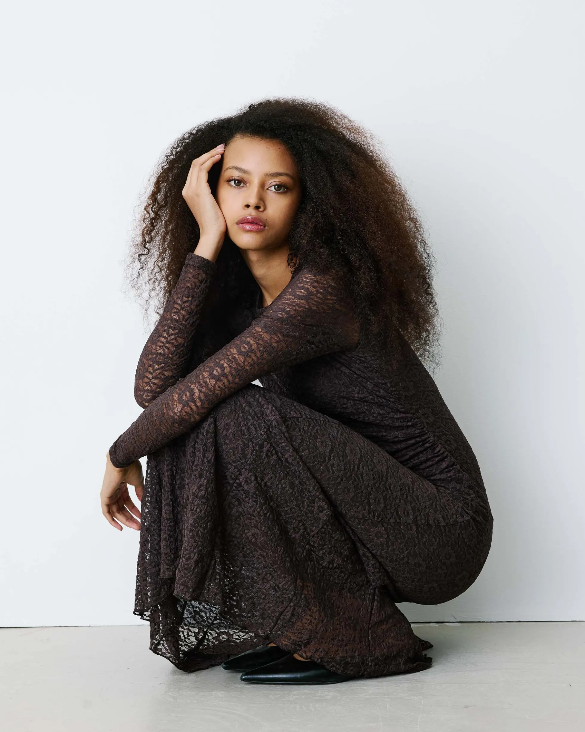 Robe longue en dentelle froncée chocolat Bianca