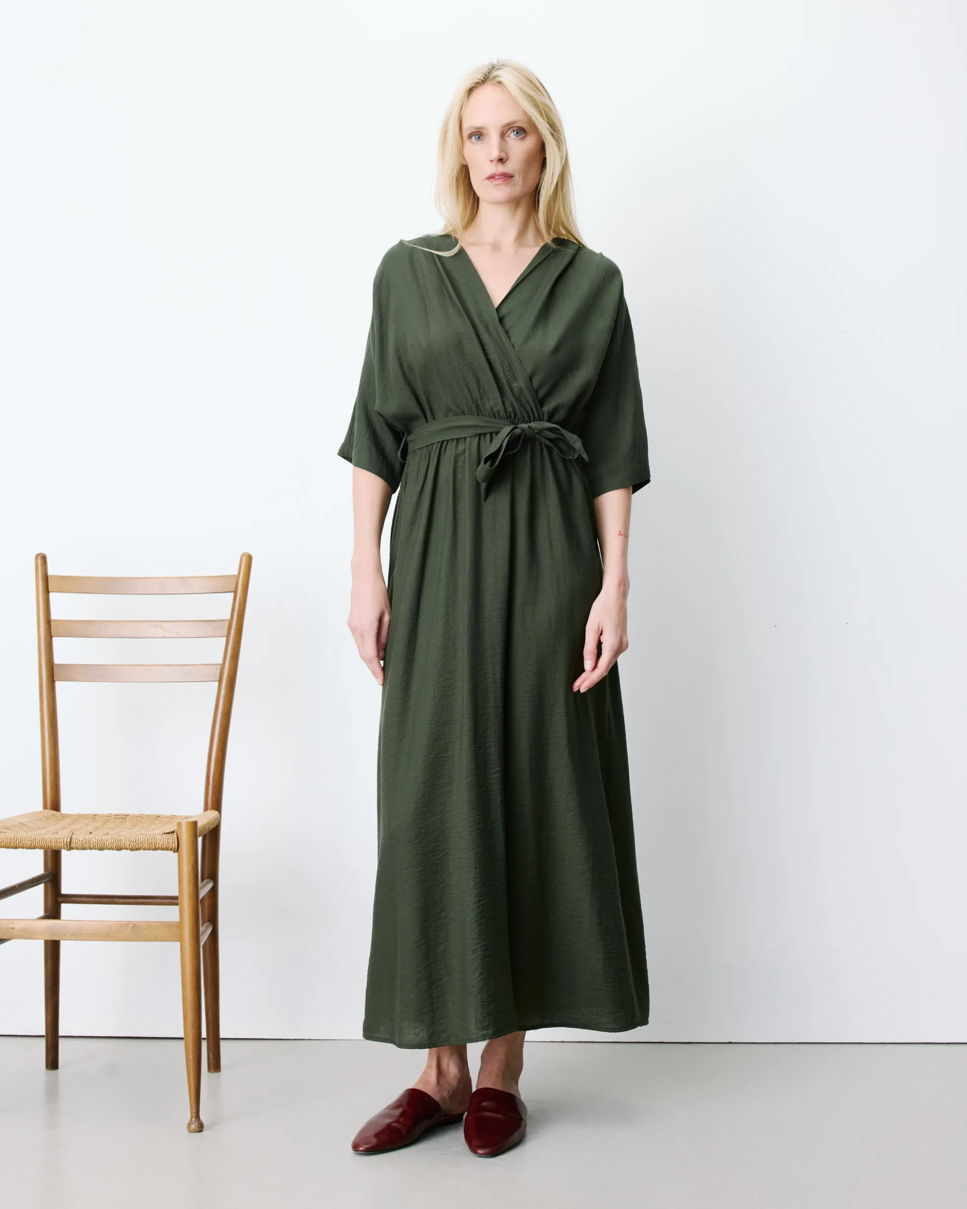 Robe longue évasée col V croisé kaki Amelia