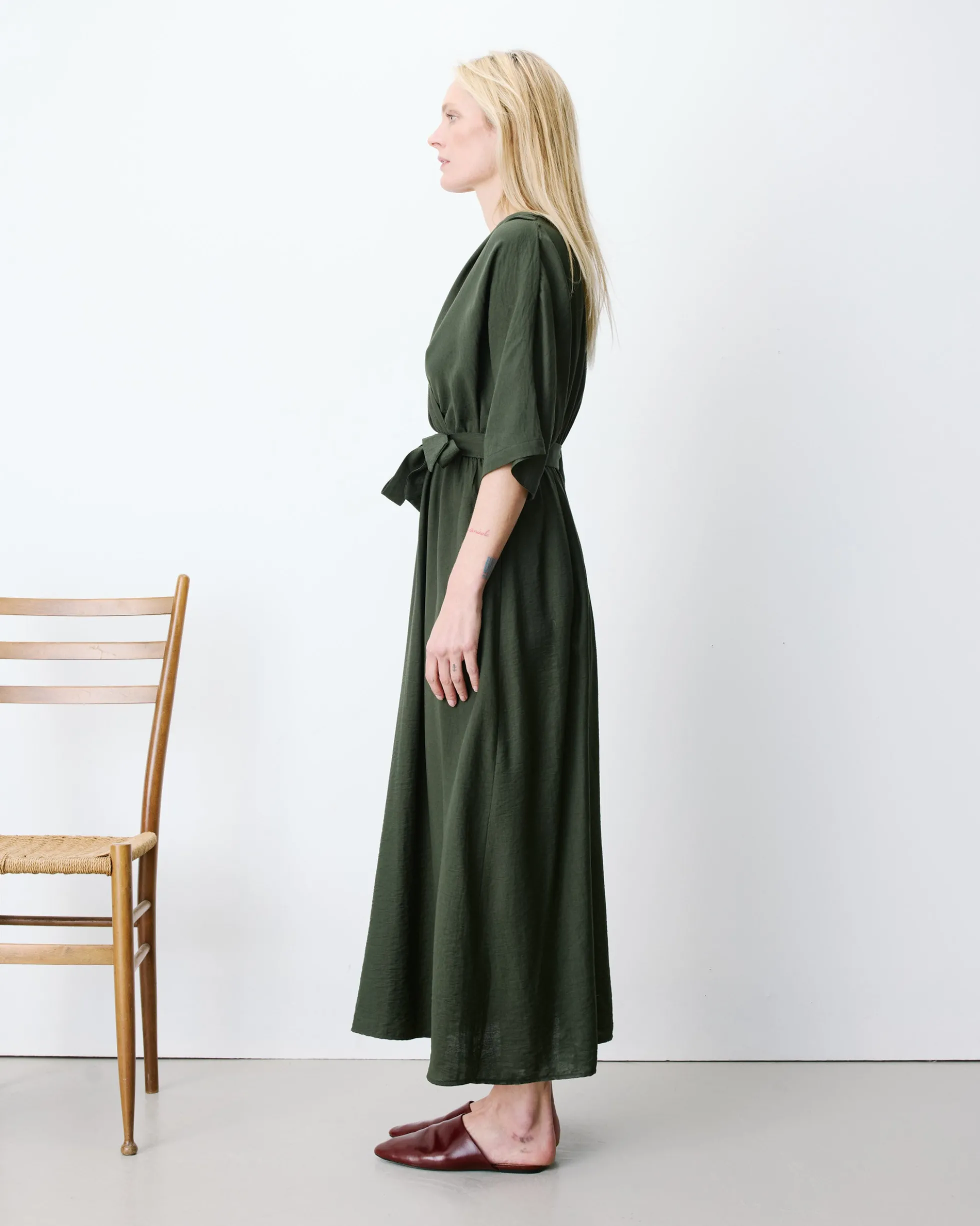 Robe longue évasée col V croisé kaki Amelia