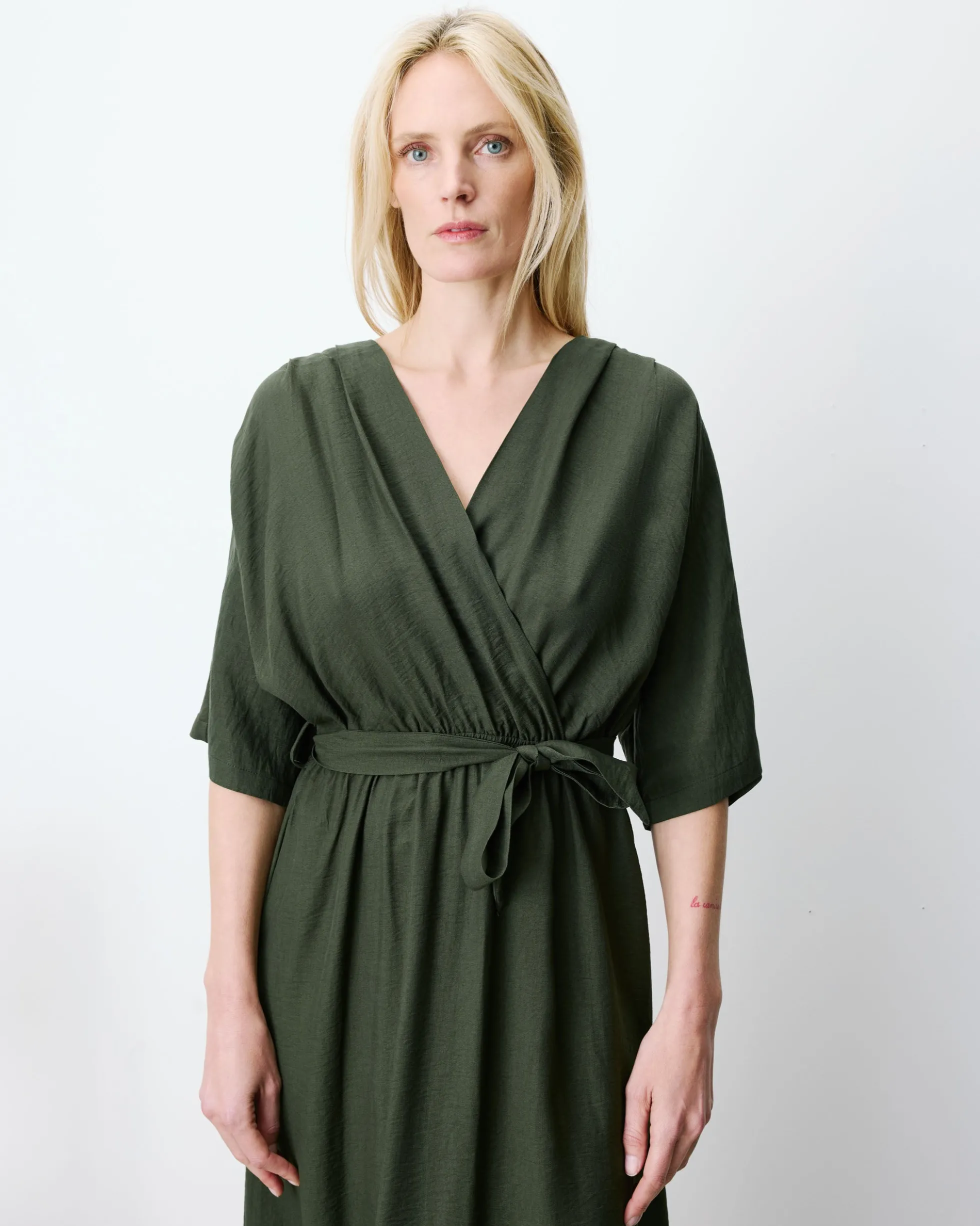 Robe longue évasée col V croisé kaki Amelia