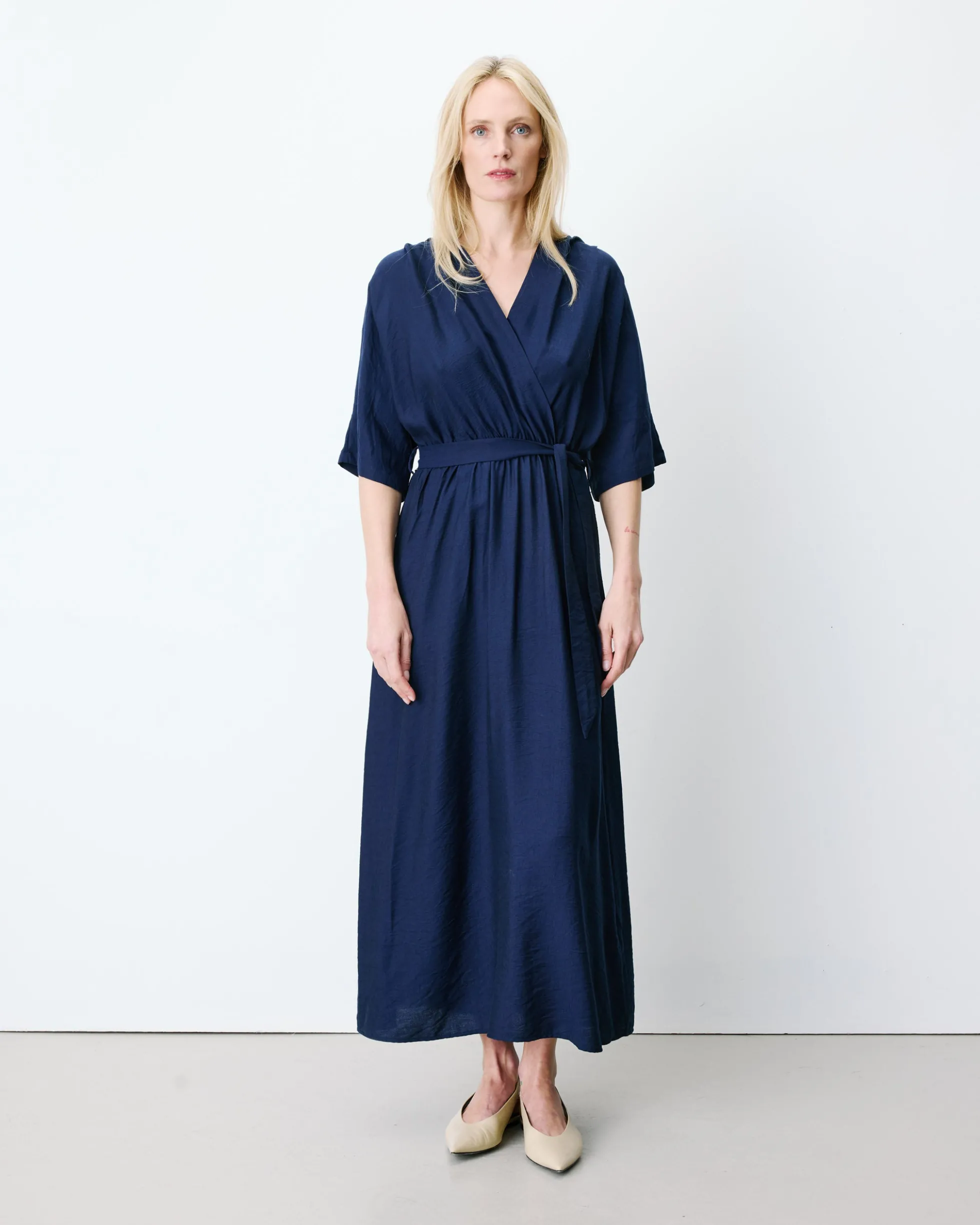 Robe longue évasée col V croisé marine Amelia