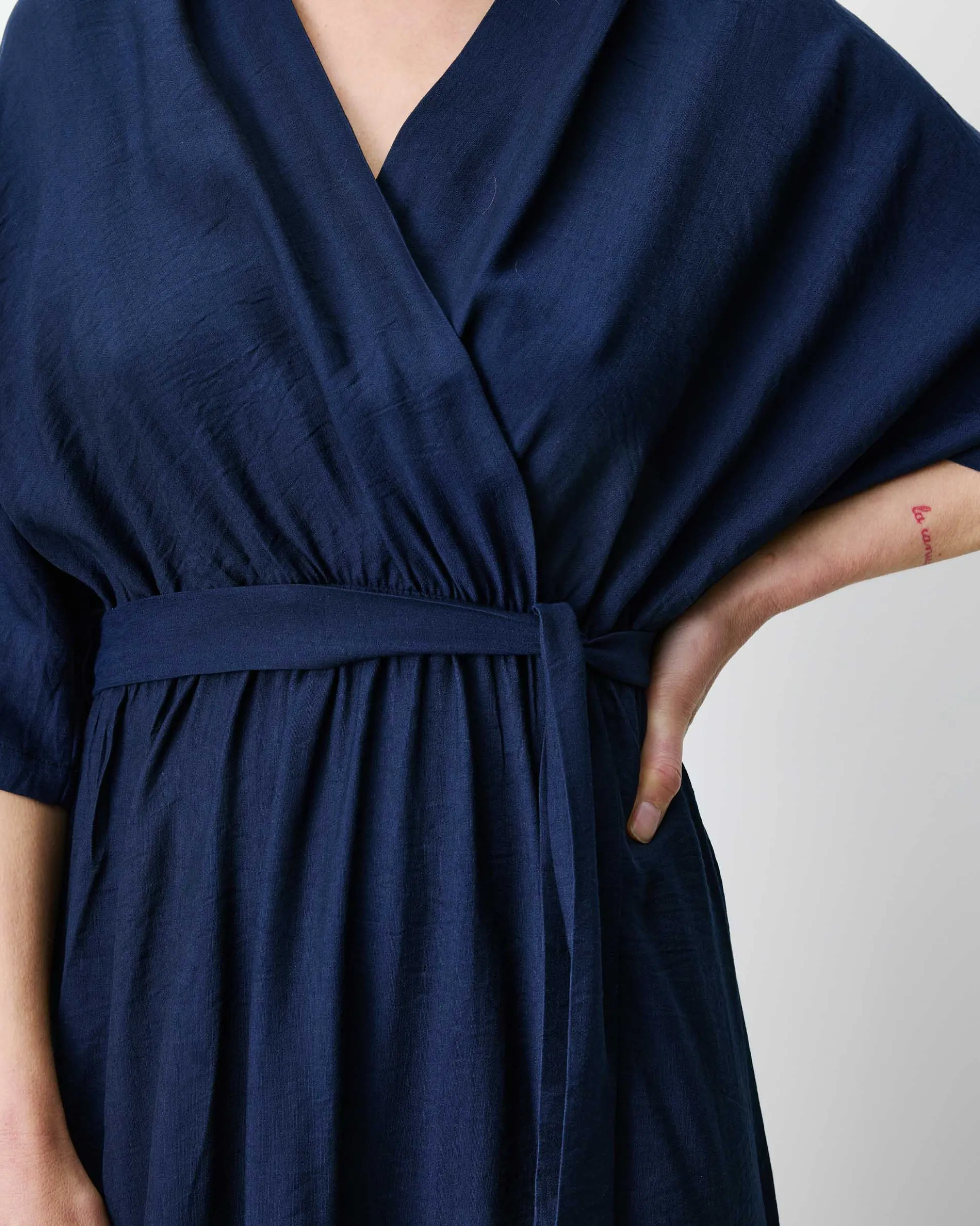 Robe longue évasée col V croisé marine Amelia
