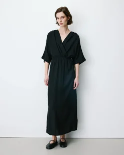 Robe longue évasée col V croisé noir Amelia