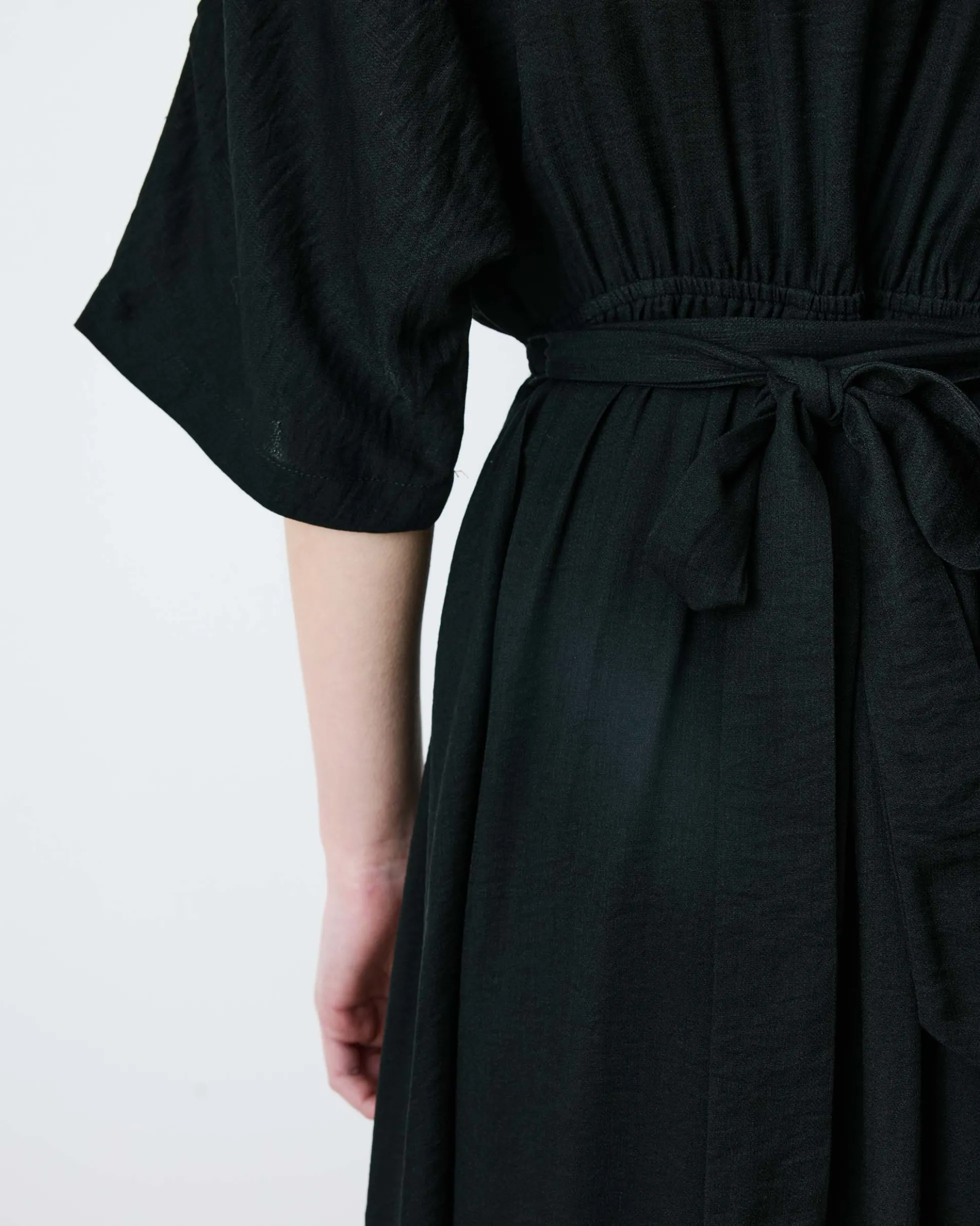 Robe longue évasée col V croisé noir Amelia