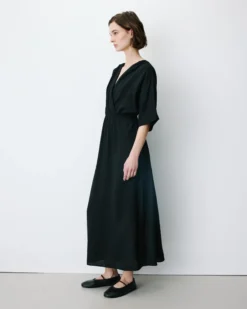 Robe longue évasée col V croisé noir Amelia