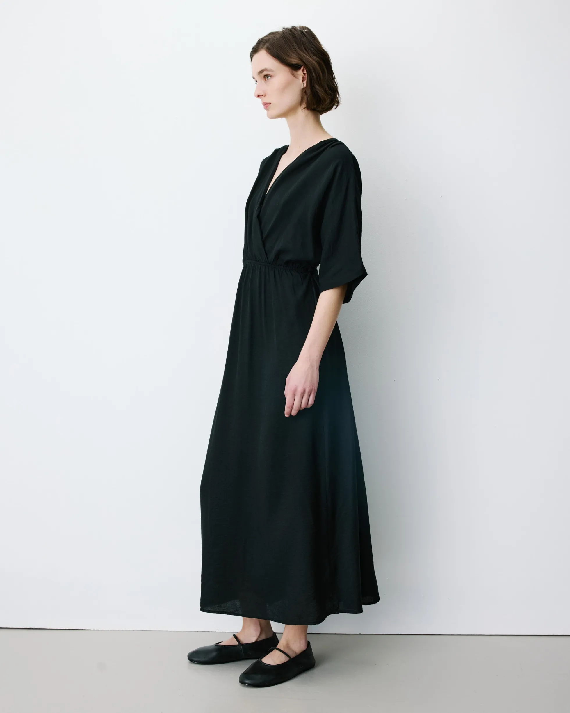 Robe longue évasée col V croisé noir Amelia