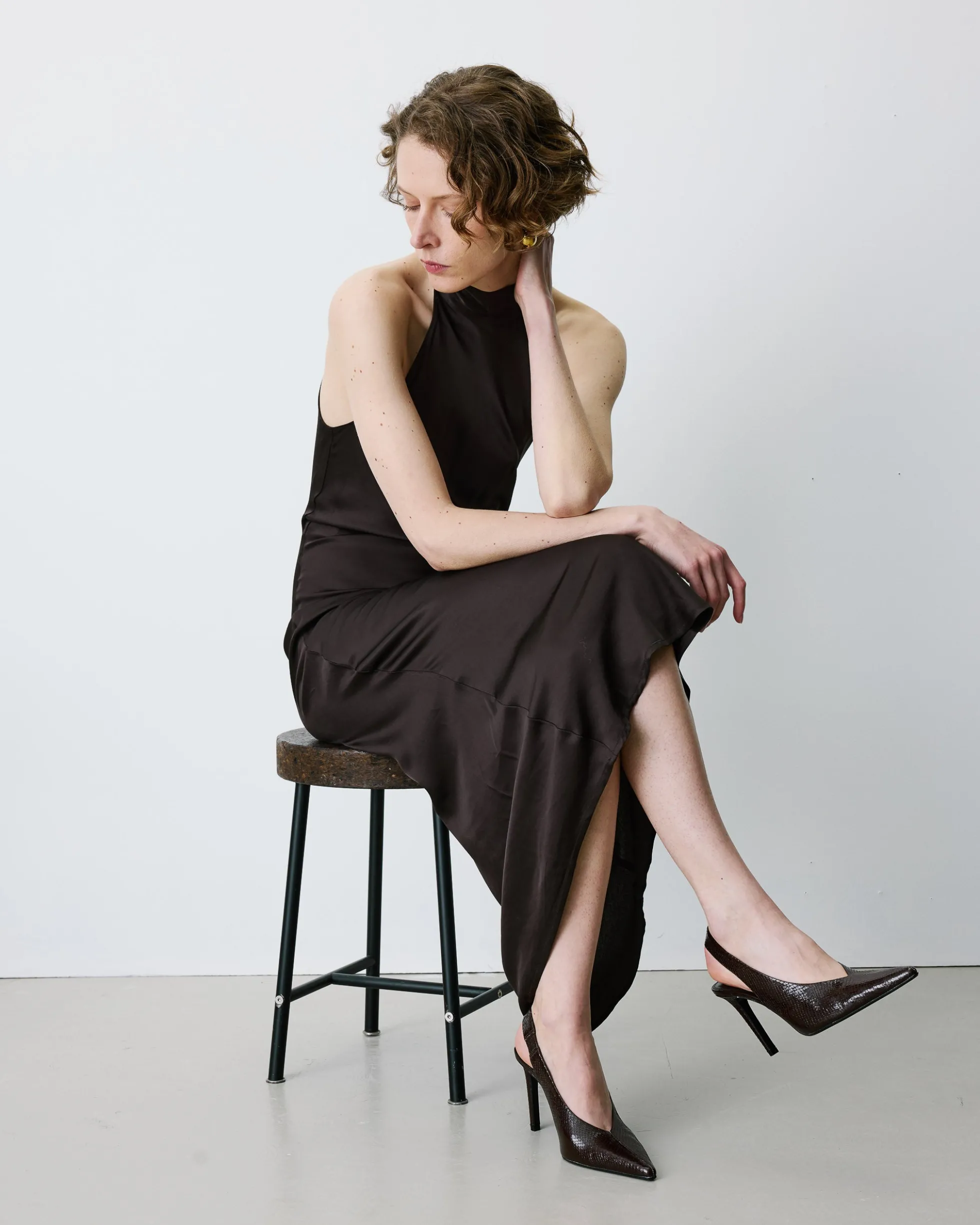 Robe longue évasée en satin sans manches chocolat Bella