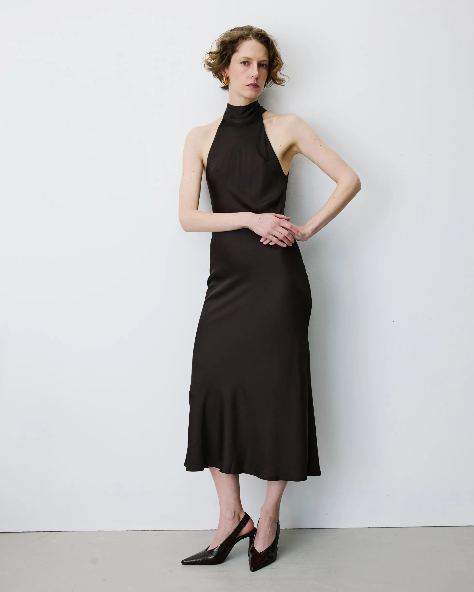 Robe longue évasée en satin sans manches chocolat Bella