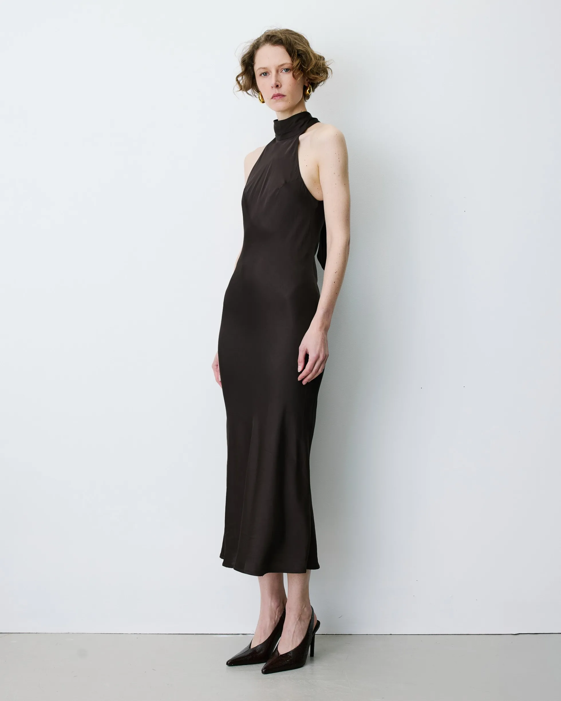 Robe longue évasée en satin sans manches chocolat Bella