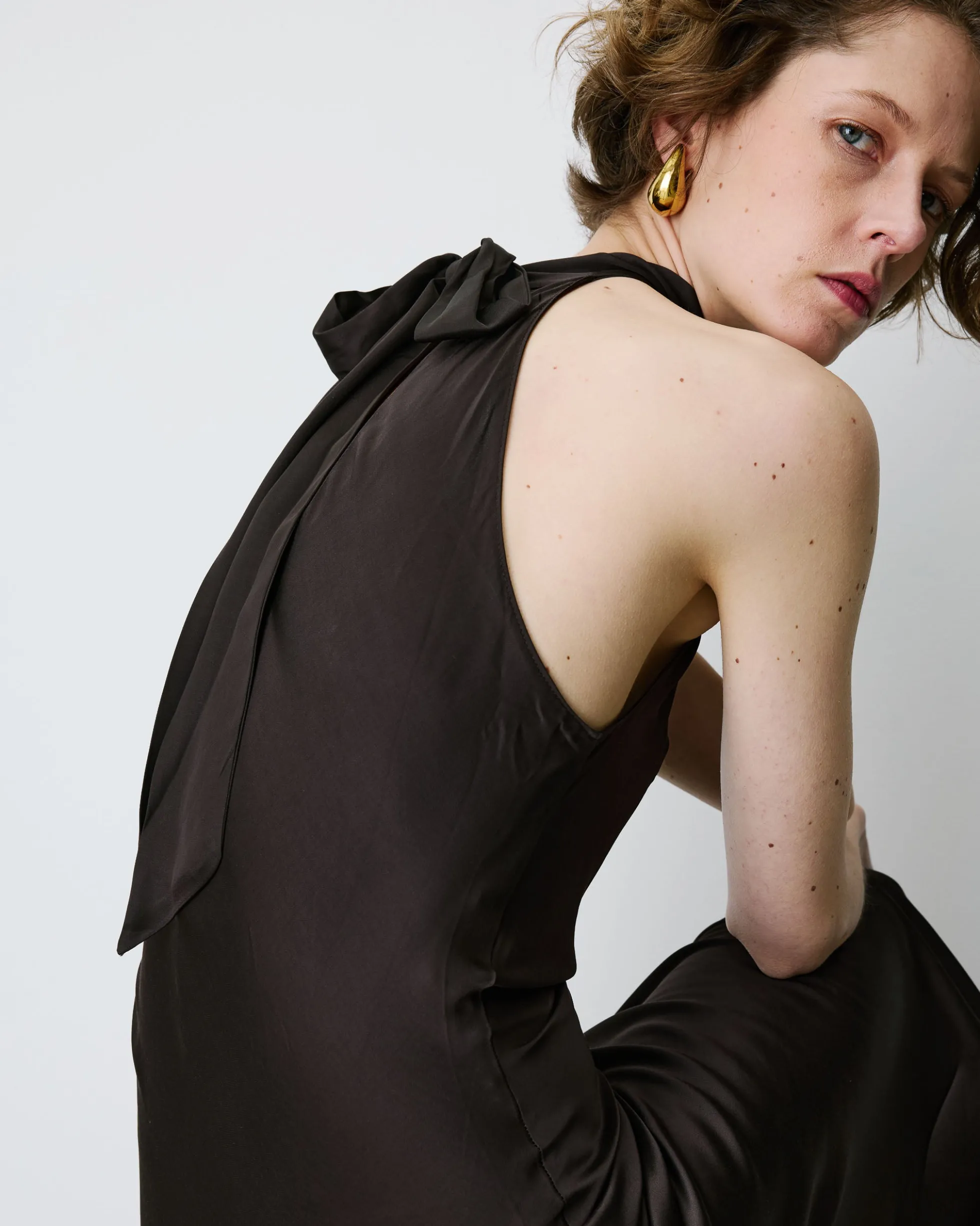 Robe longue évasée en satin sans manches chocolat Bella