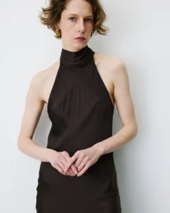 Robe longue évasée en satin sans manches chocolat Bella