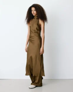 Robe longue évasée en satin sans manches olive Bella