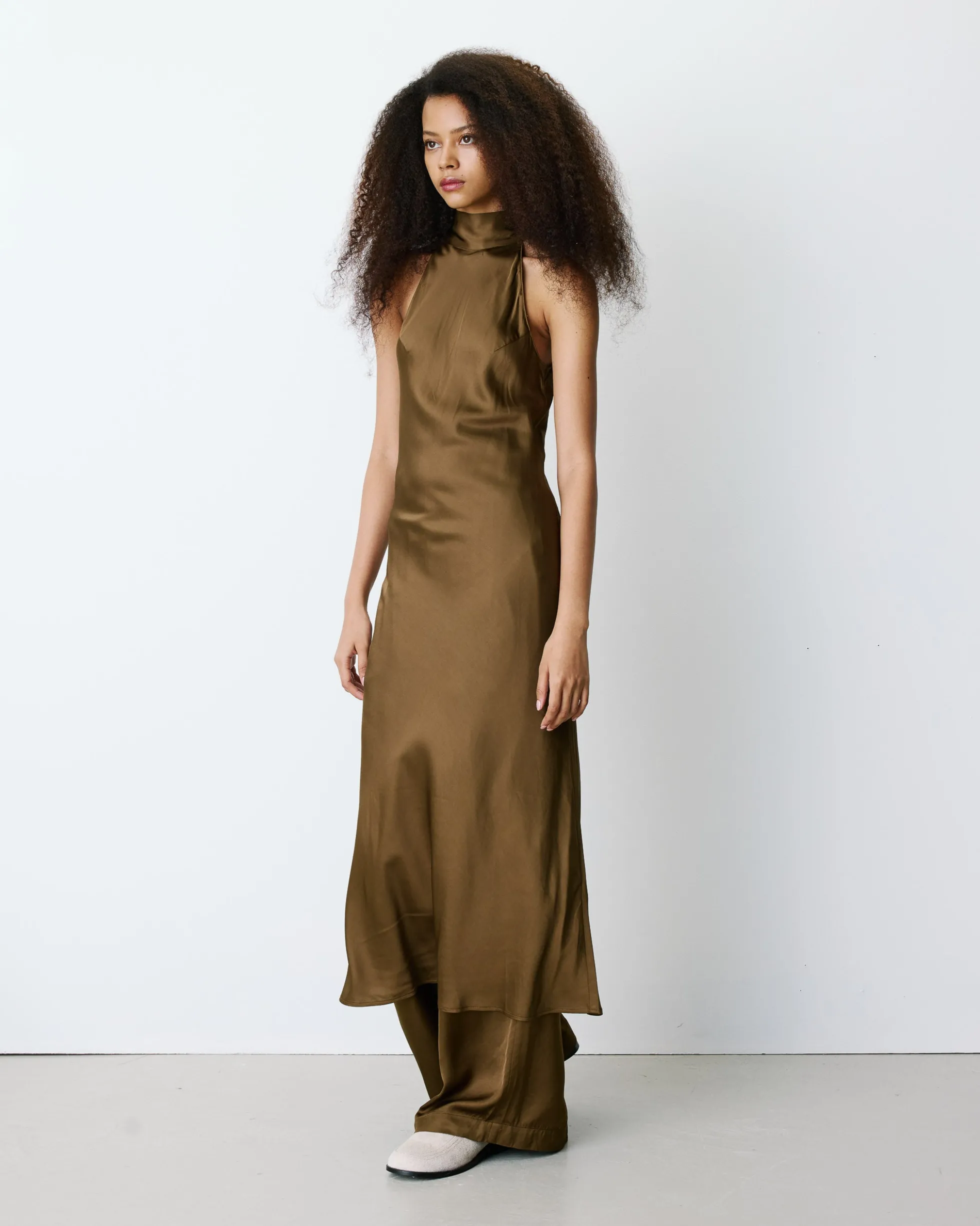 Robe longue évasée en satin sans manches olive Bella