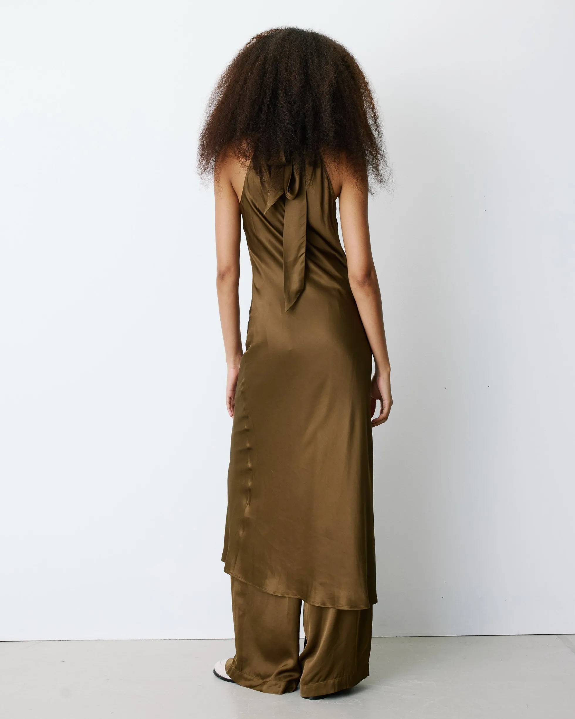 Robe longue évasée en satin sans manches olive Bella