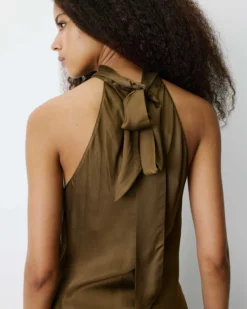 Robe longue évasée en satin sans manches olive Bella