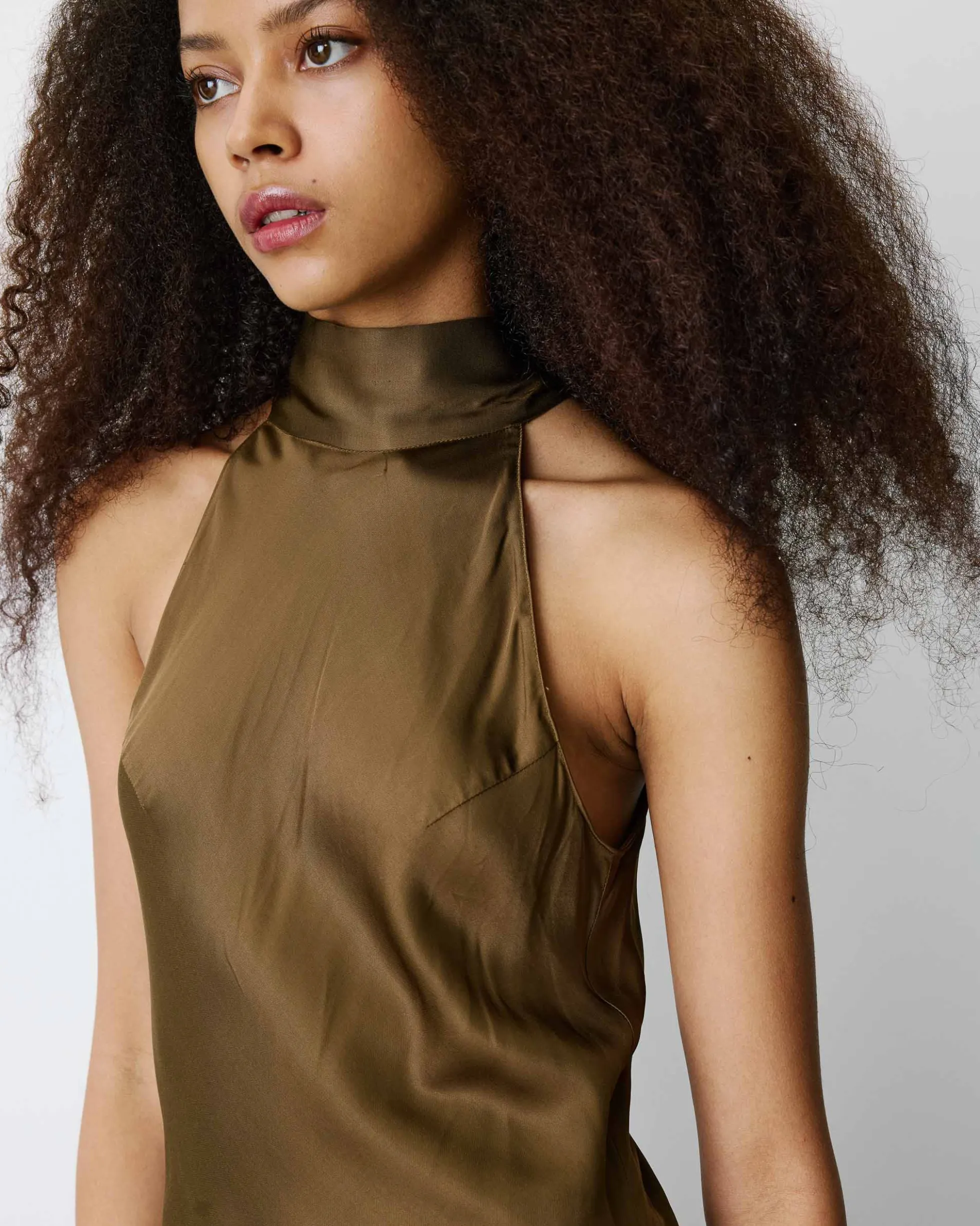 Robe longue évasée en satin sans manches olive Bella
