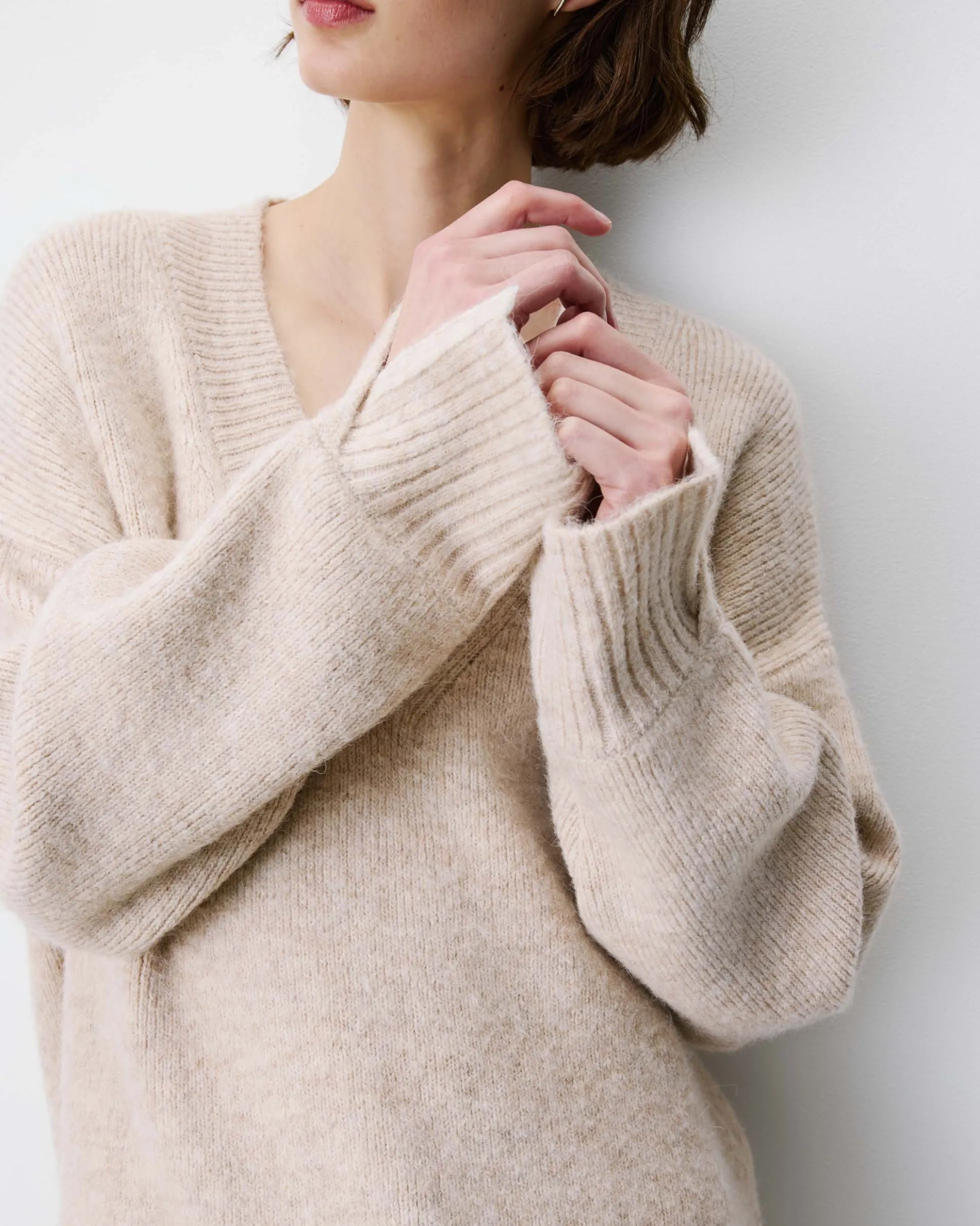 Robe pull courte oversize col V beige Airina