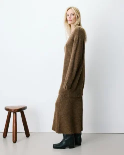 Robe pull courte oversize col V chocolat Airina