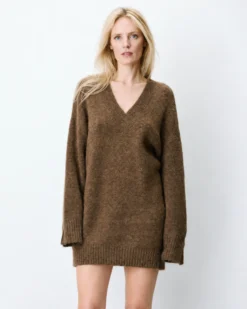 Robe pull courte oversize col V chocolat Airina