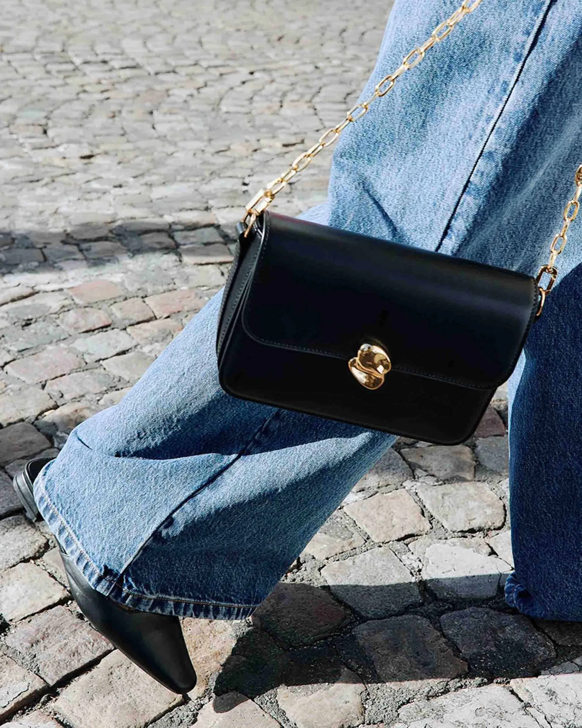 Sac bandoulière en cuir de vachette noir Le jules