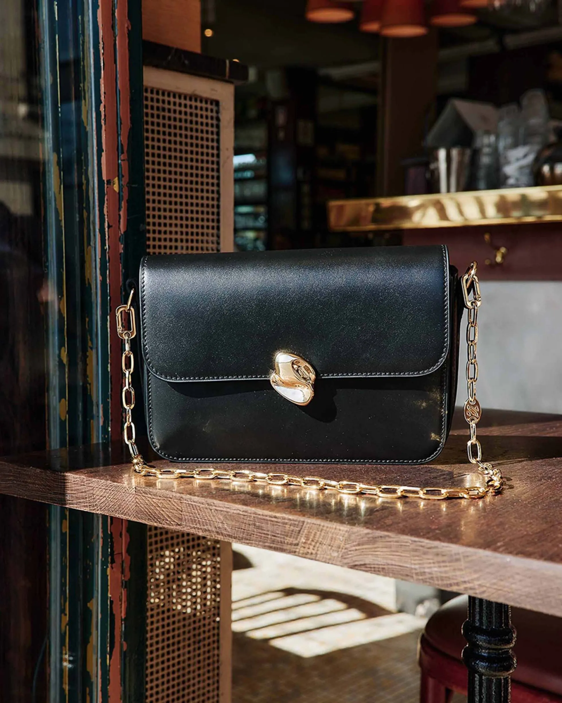 Sac bandoulière en cuir de vachette noir Le jules