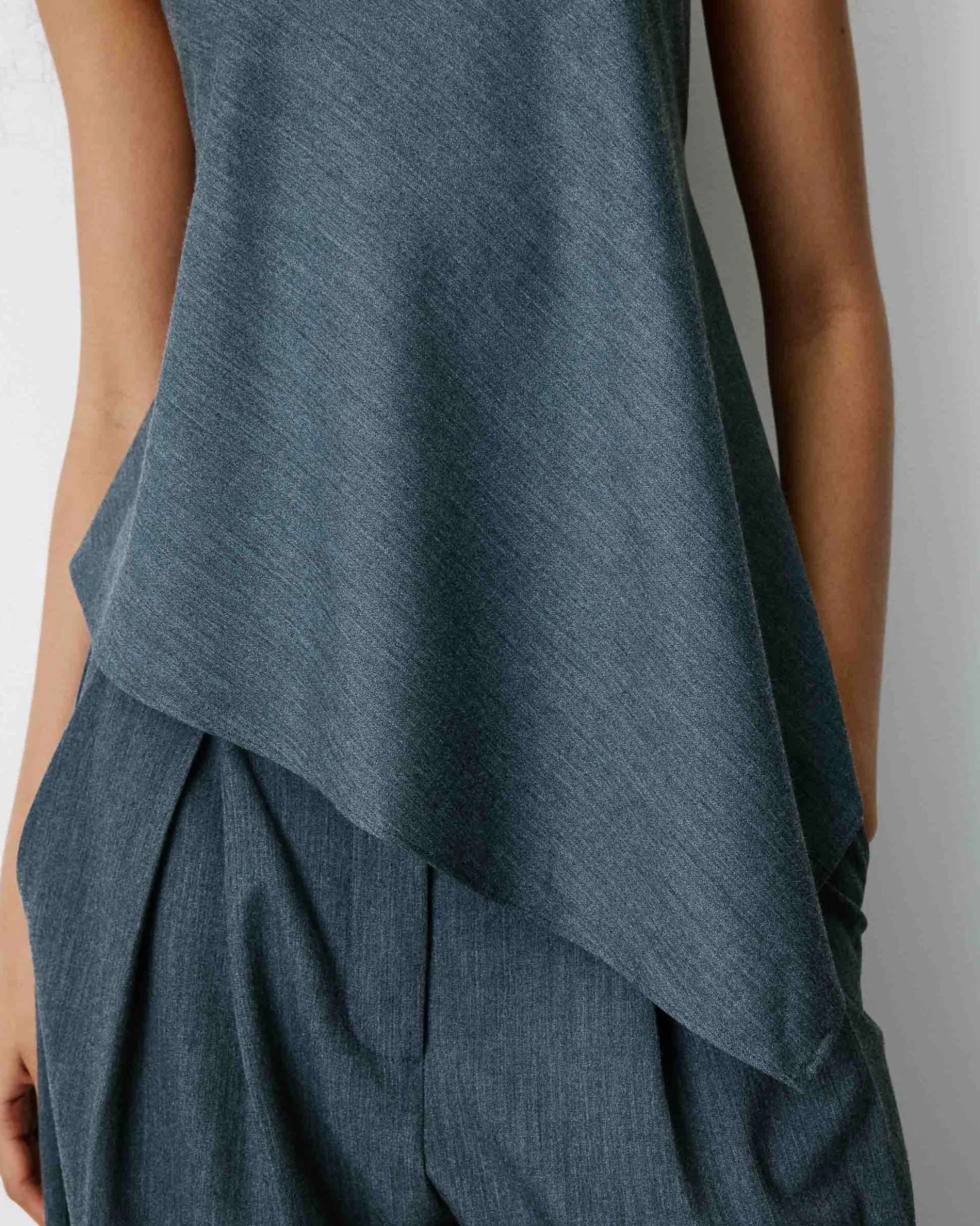 Top asymétrique fluide sans manches dos nu anthracite Binni