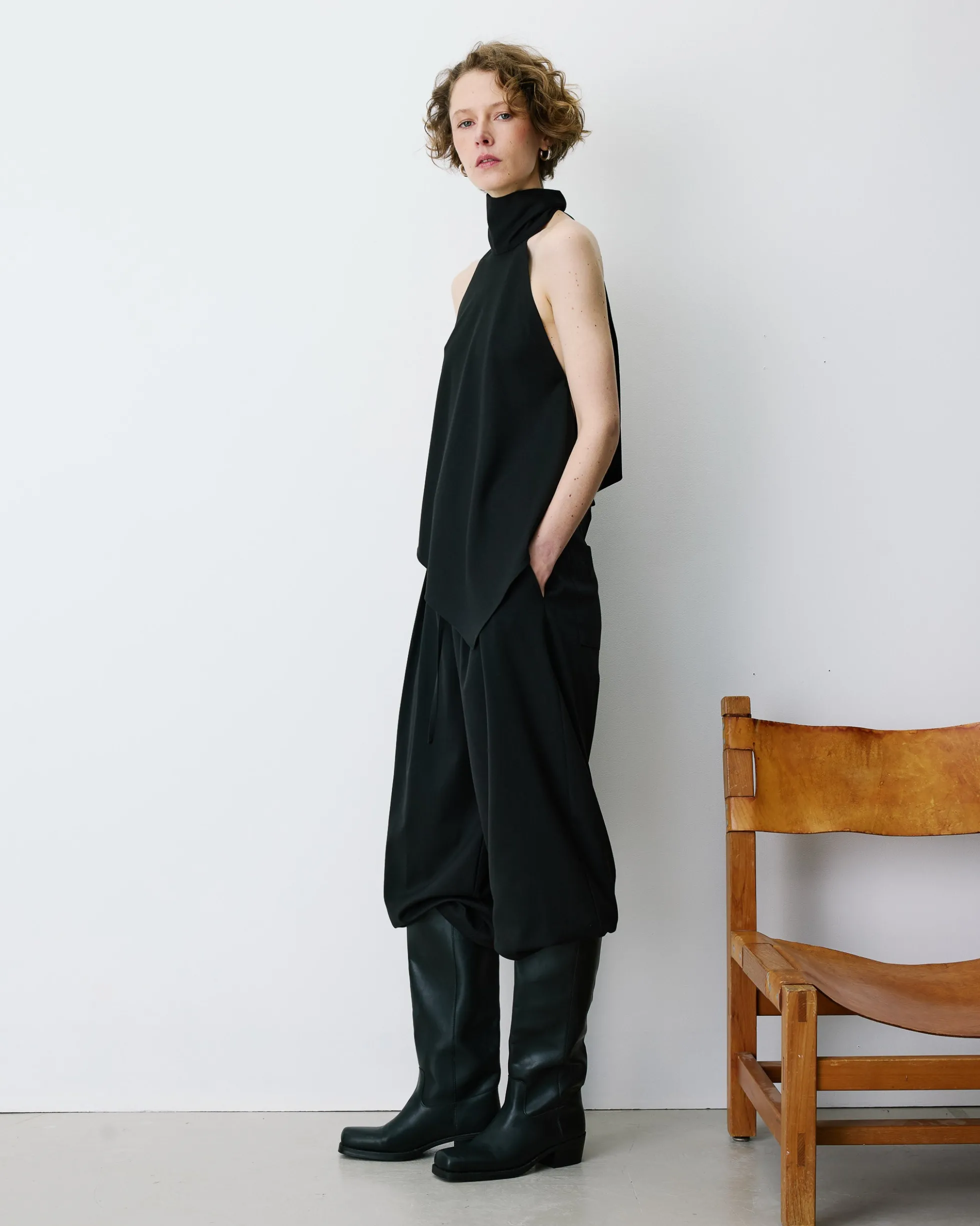 Top asymétrique fluide sans manches dos nu noir Binni