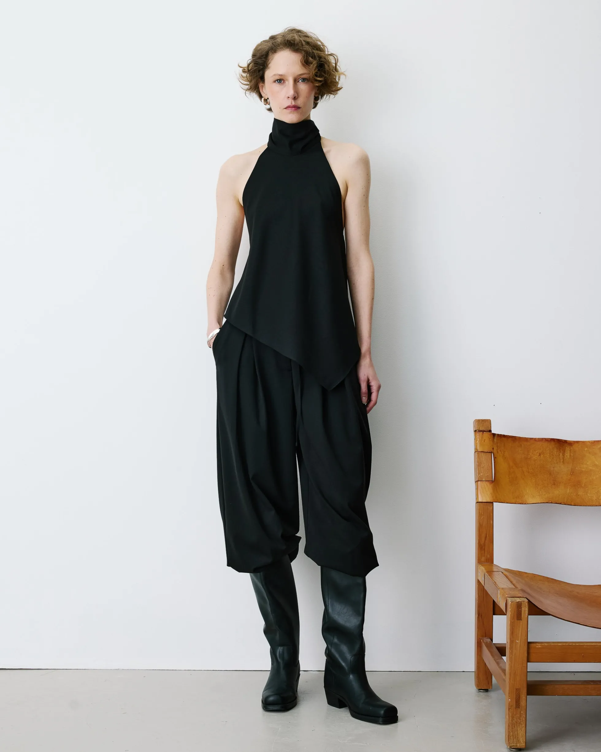 Top asymétrique fluide sans manches dos nu noir Binni