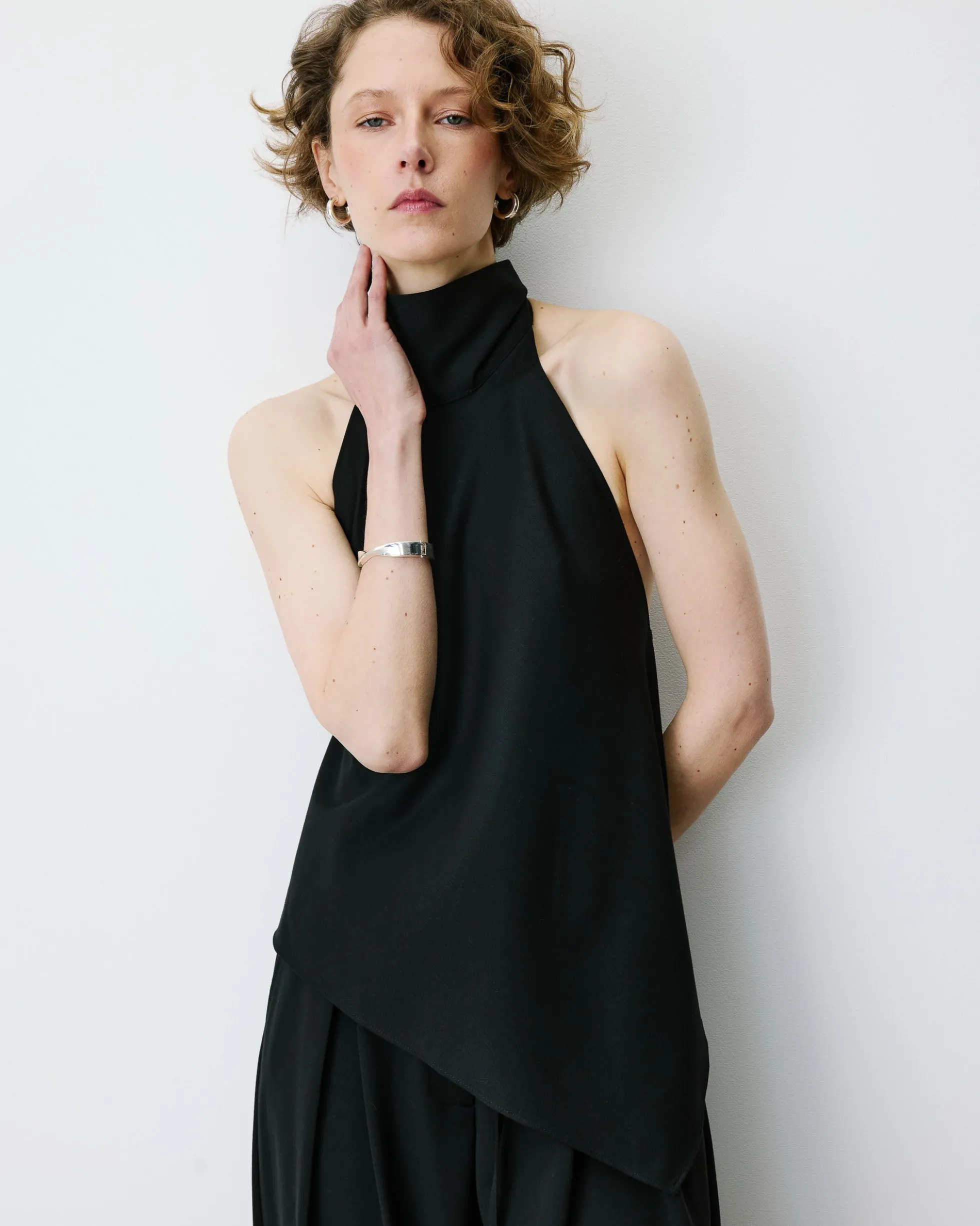Top asymétrique fluide sans manches dos nu noir Binni
