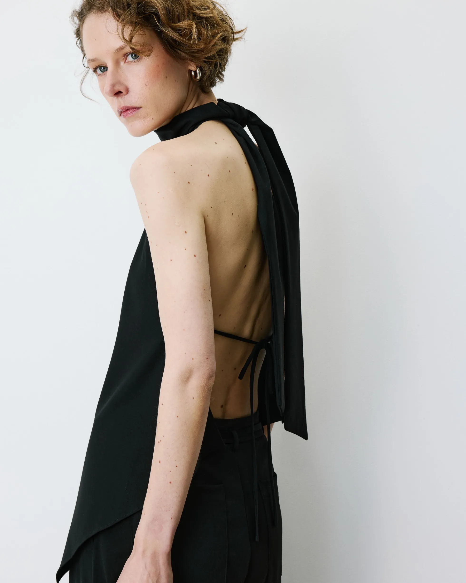 Top asymétrique fluide sans manches dos nu noir Binni