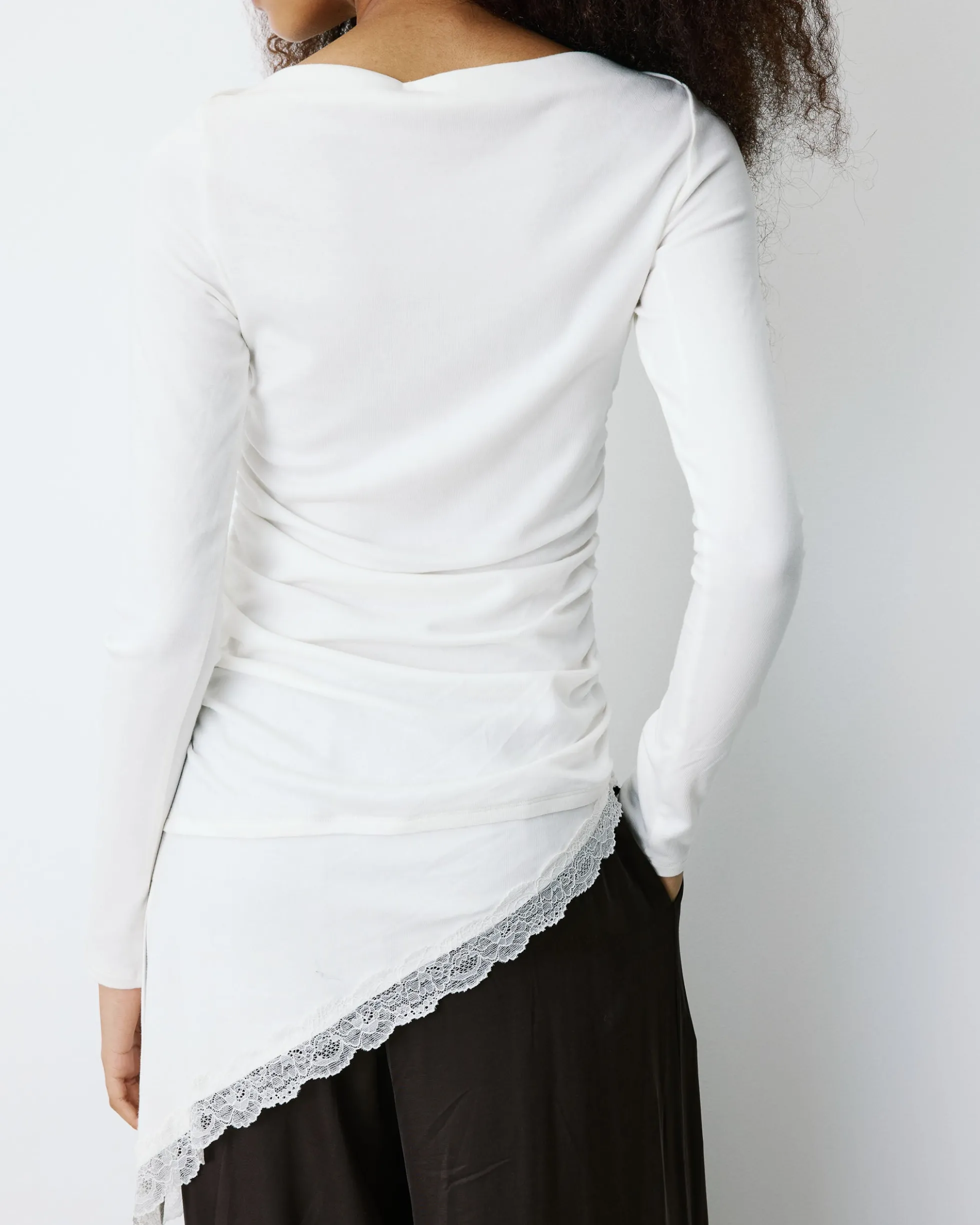 Top asymétrique manches longues bas en dentelle ivoire Bina