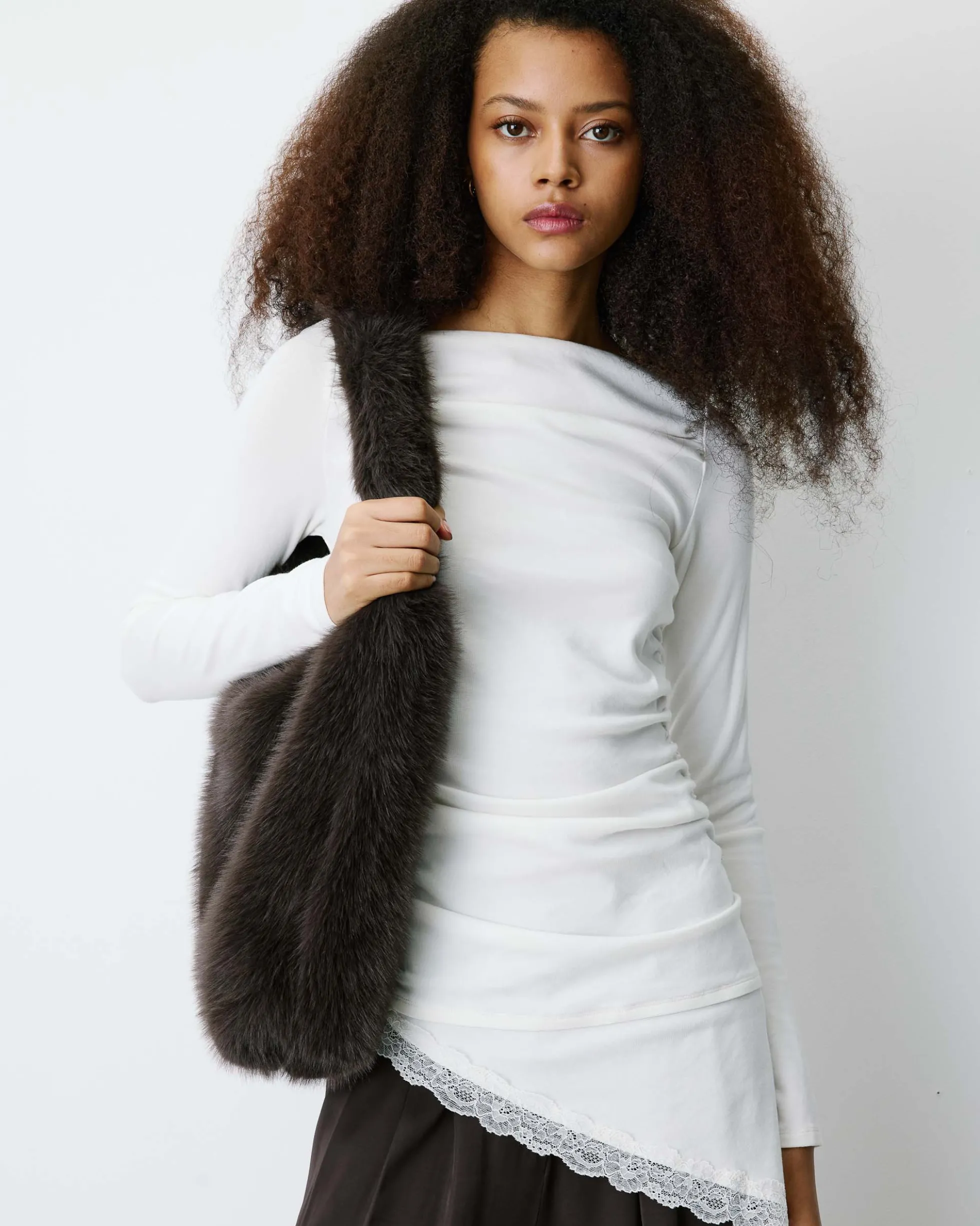 Top asymétrique manches longues bas en dentelle ivoire Bina