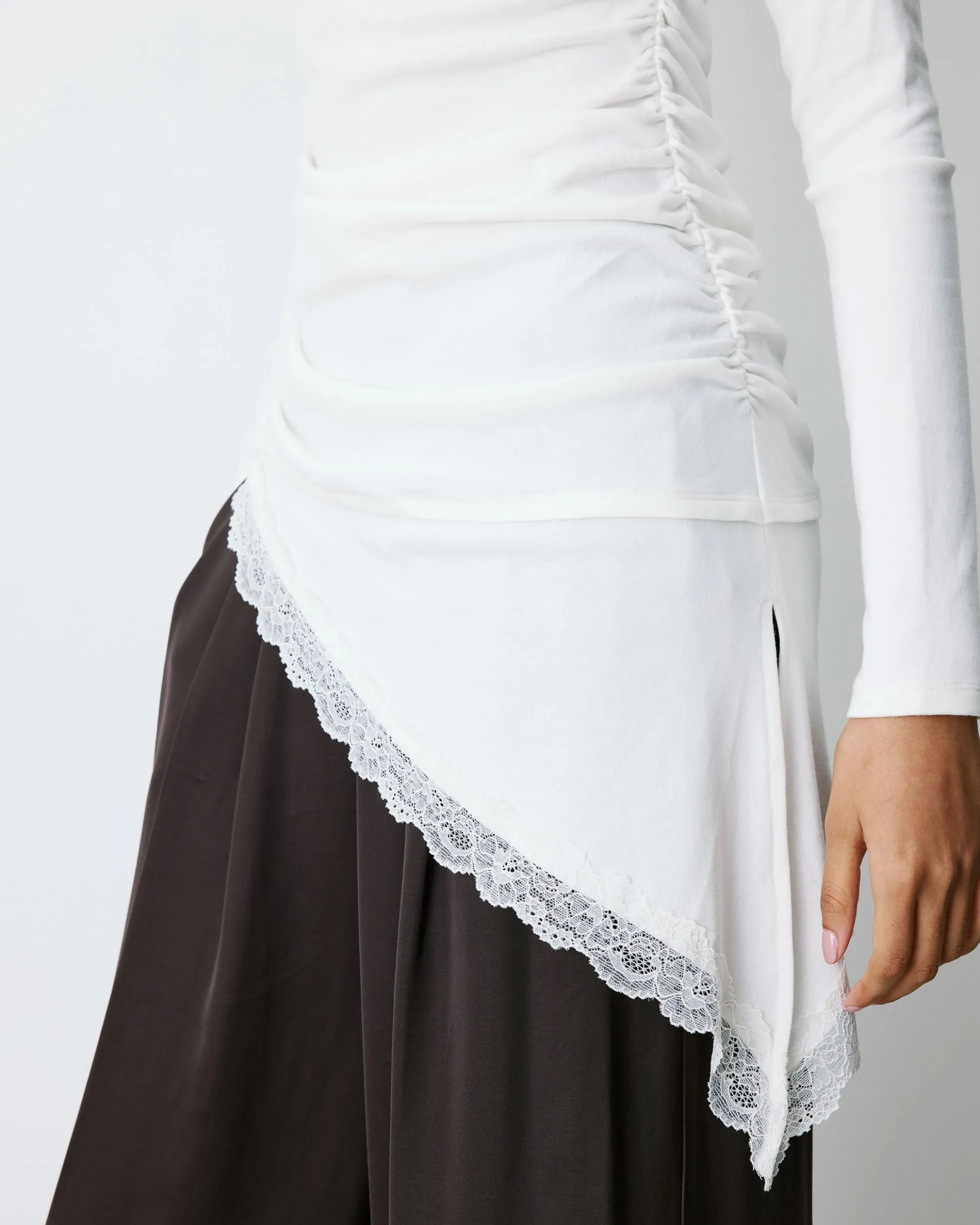 Top asymétrique manches longues bas en dentelle ivoire Bina
