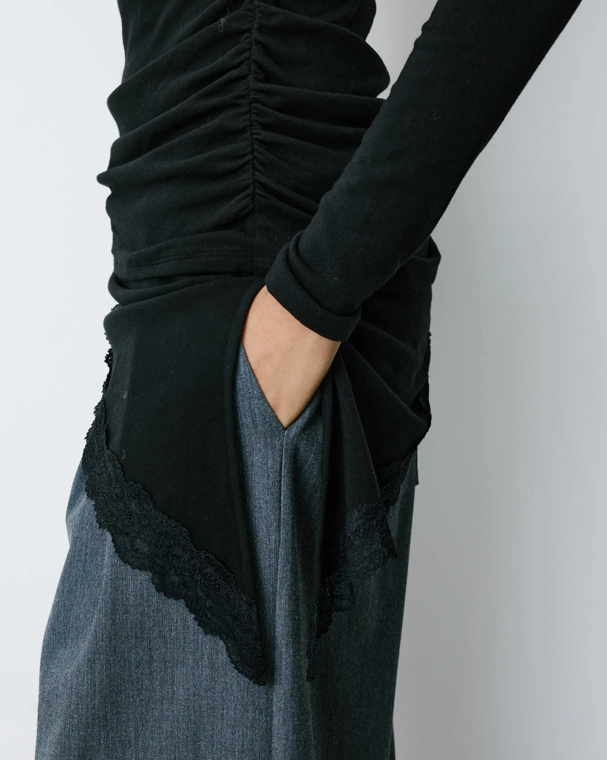 Top asymétrique manches longues bas en dentelle noir Bina