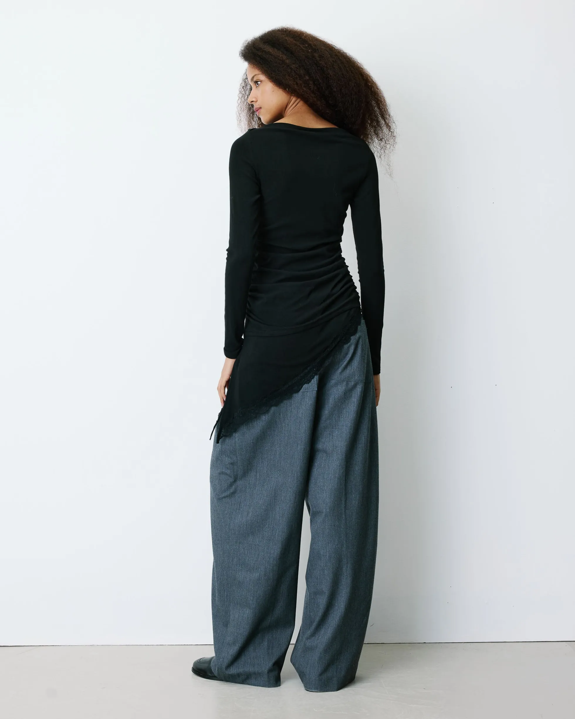Top asymétrique manches longues bas en dentelle noir Bina