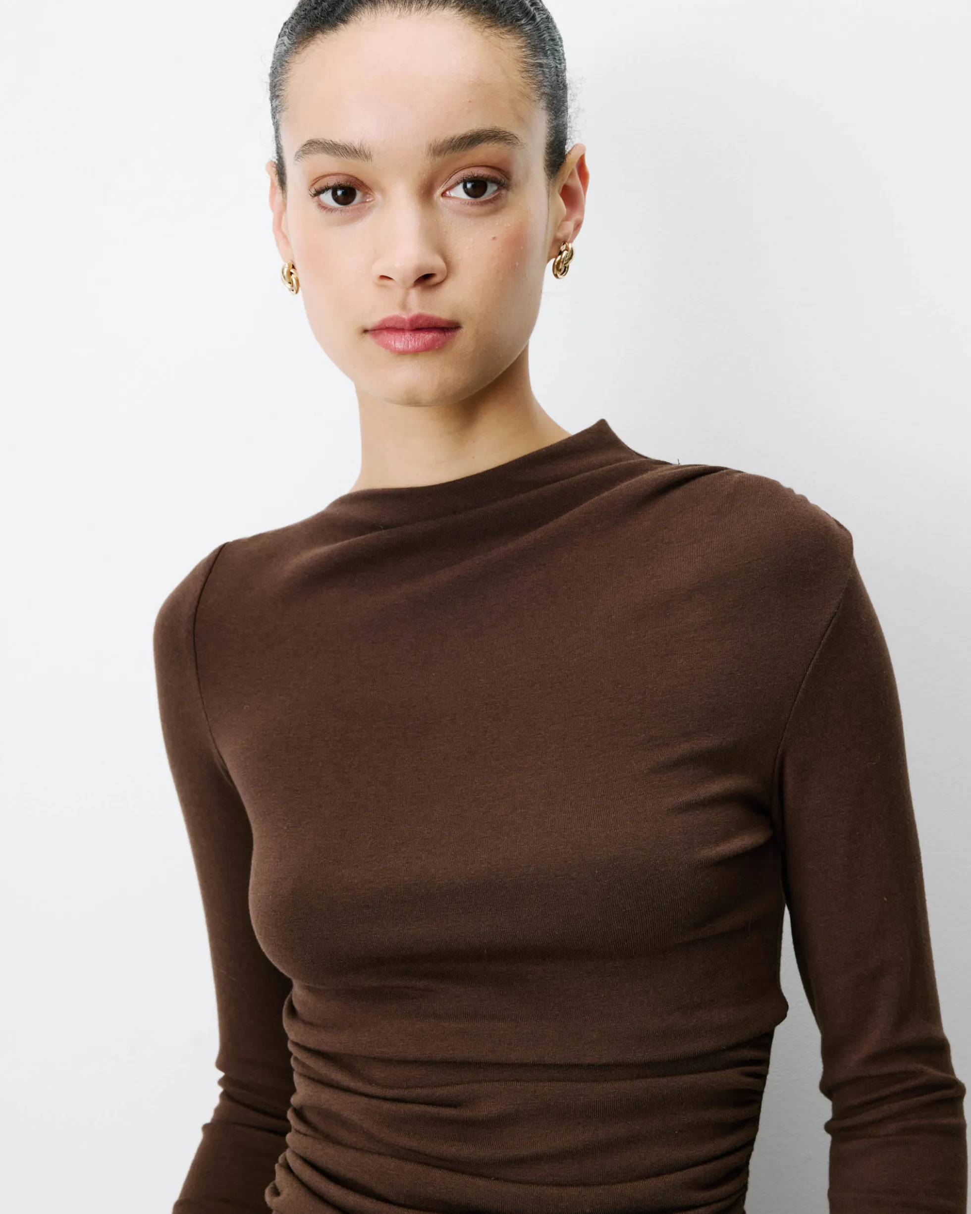 Top drapé asymétrique manches longues chocolat Aurygny