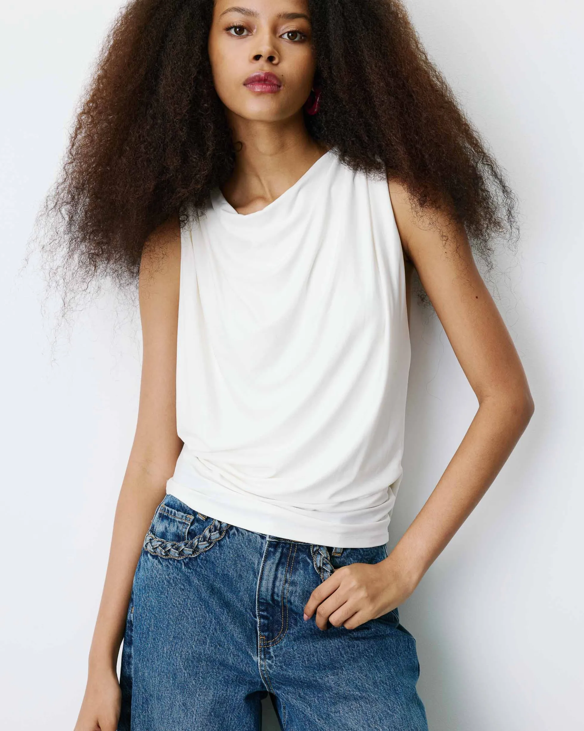 Top drapé sans manches à boucle dorée au dos ecru Bunny