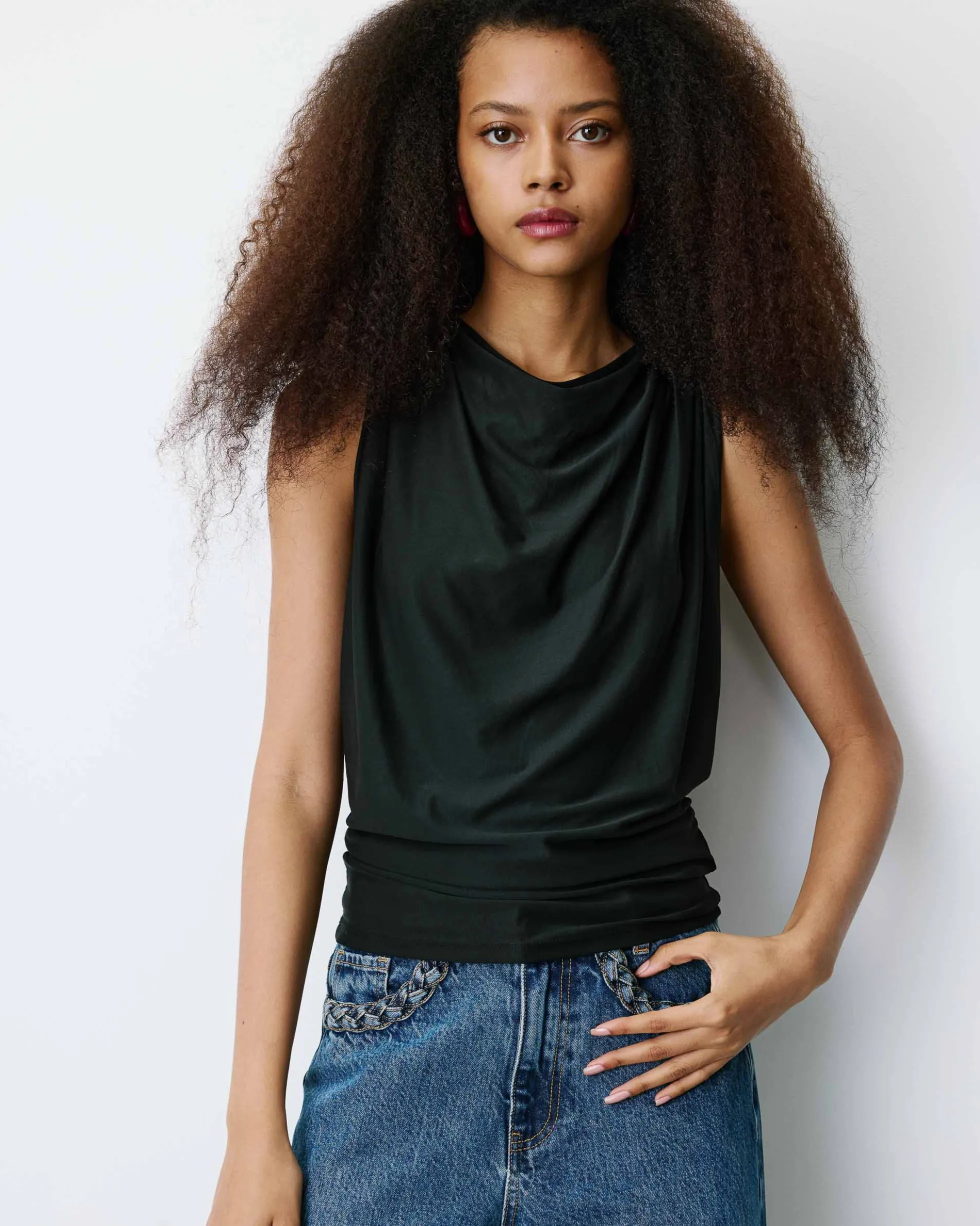 Top drapé sans manches à boucle dorée au dos noir Bunny