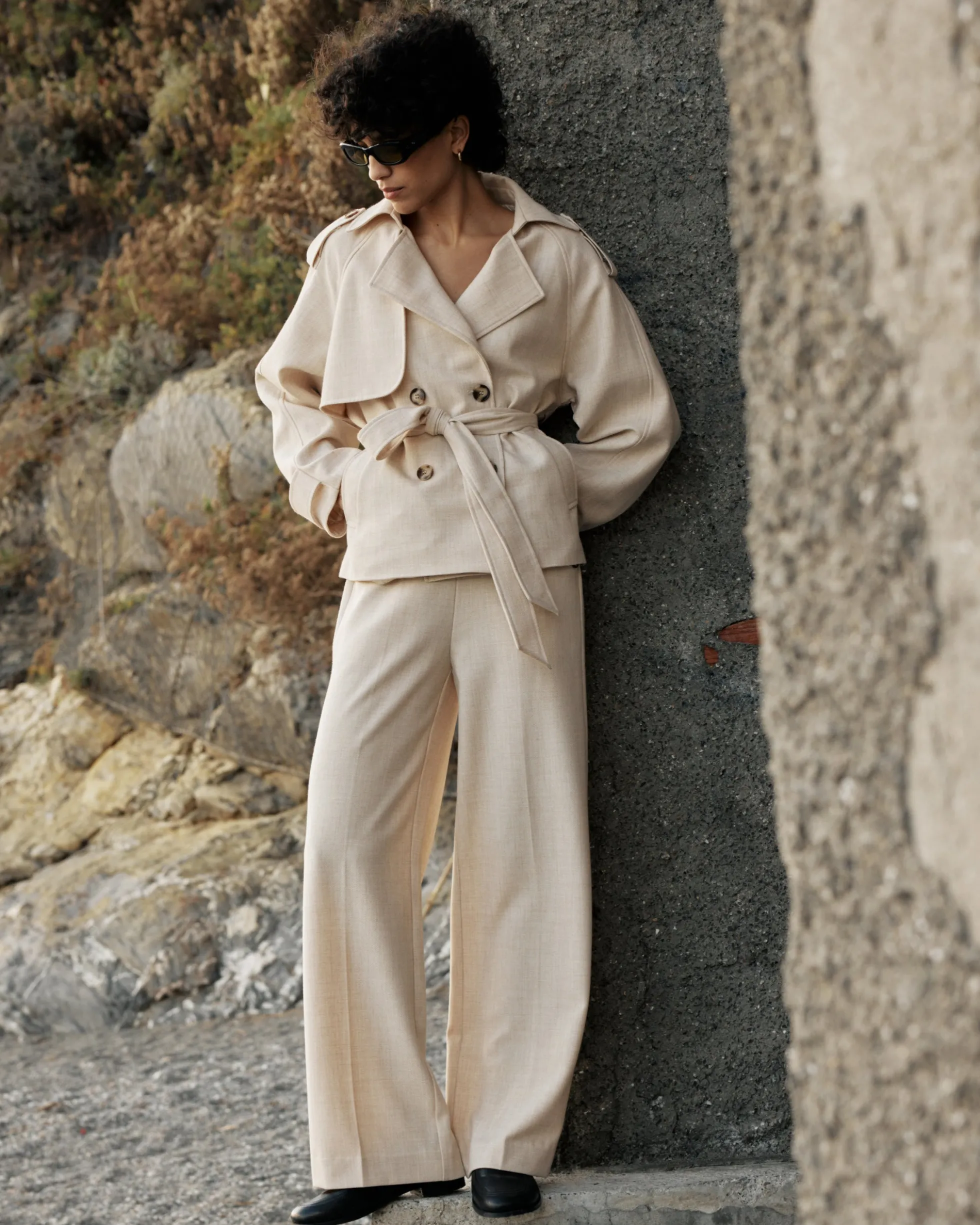 Trench-coat court ceinturé col à revers sable Vogue