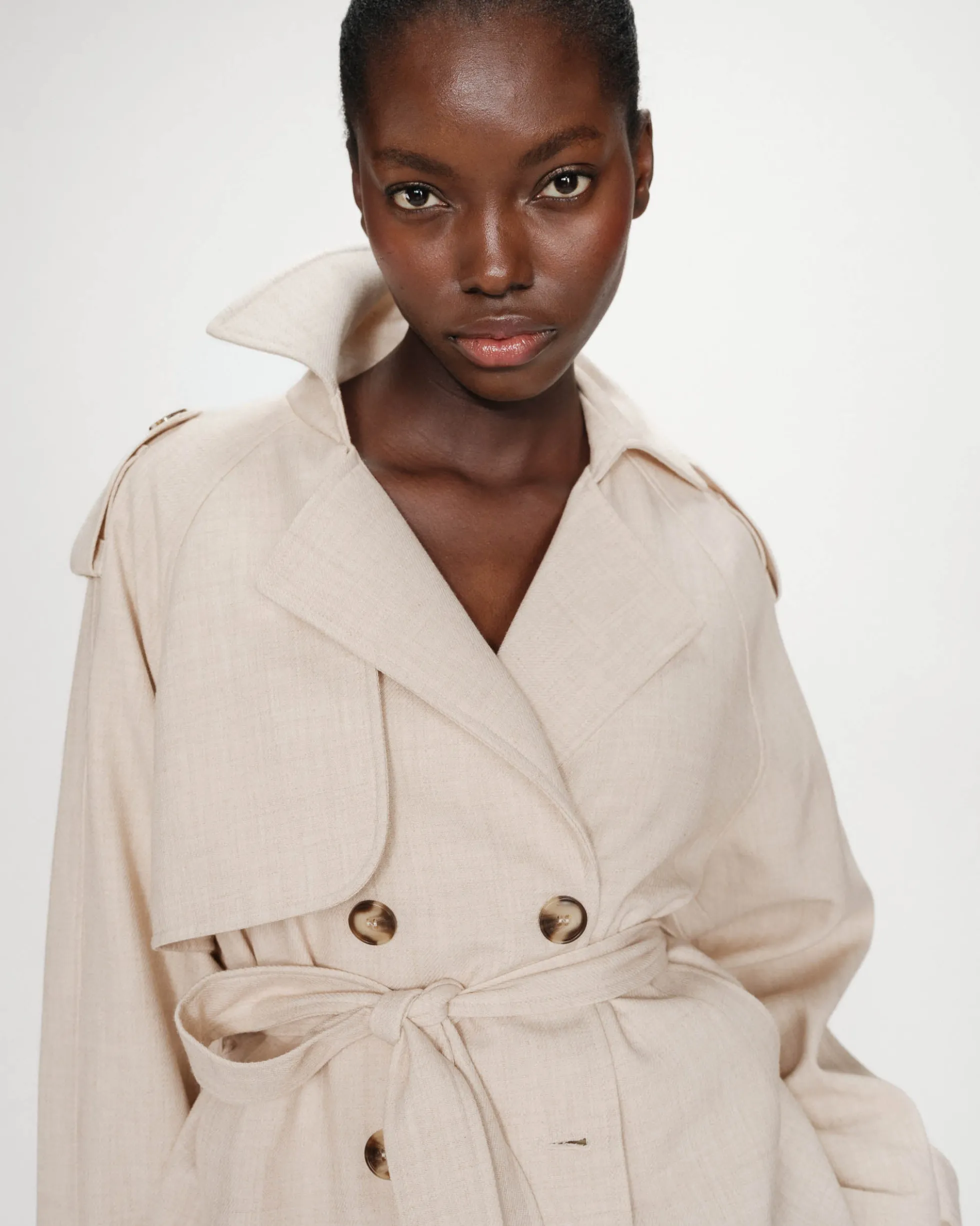 Trench-coat court ceinturé col à revers sable Vogue