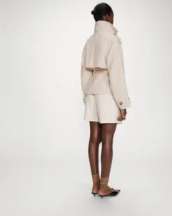 Trench-coat court ceinturé col à revers sable Vogue
