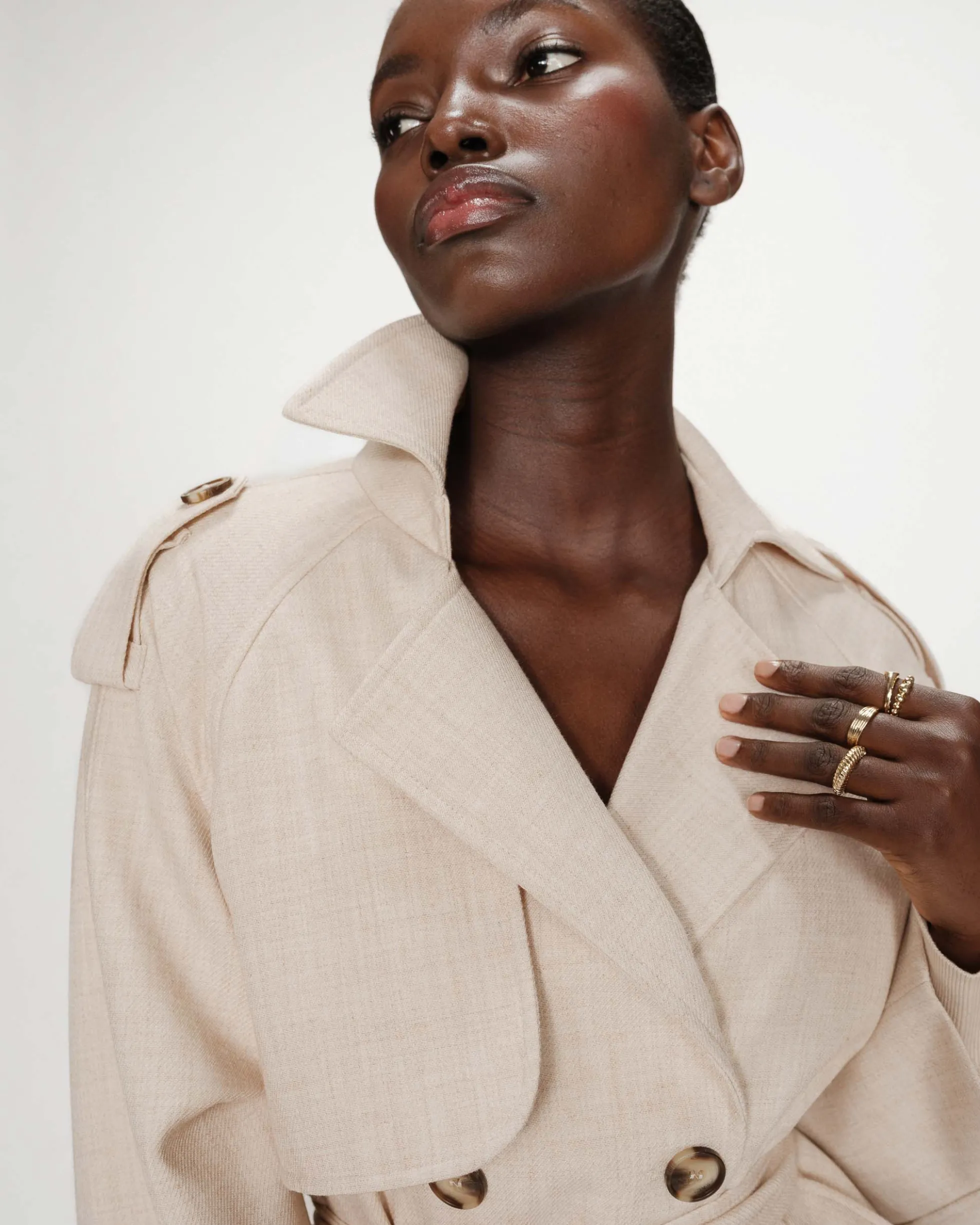 Trench-coat court ceinturé col à revers sable Vogue