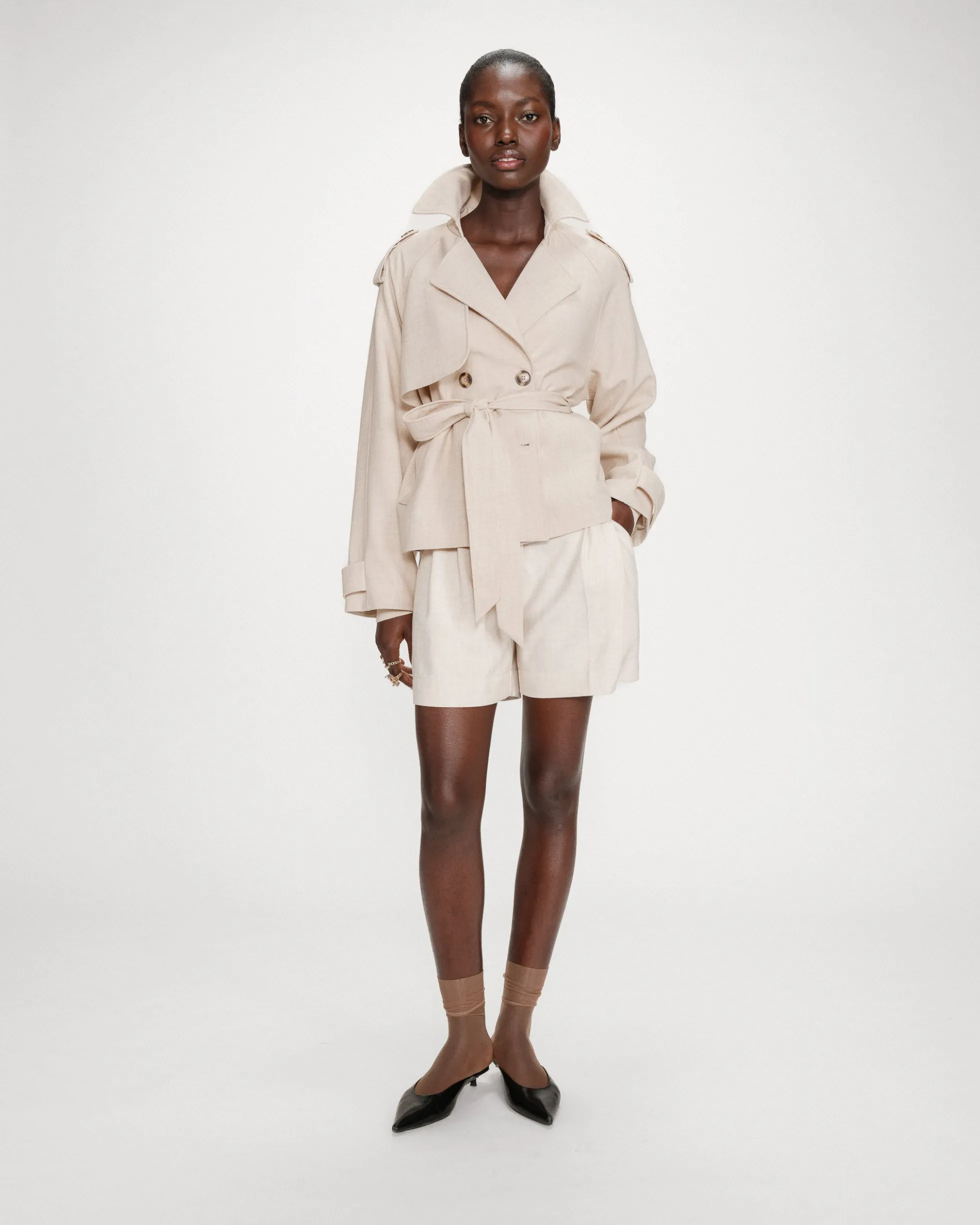 Trench-coat court ceinturé col à revers sable Vogue