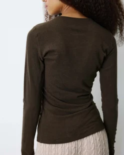 T-shirt drapé près du corps à boucle dorée chocolat Bijou