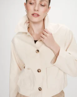 Veste courte en coton boutonnée à poches ecru Veronica
