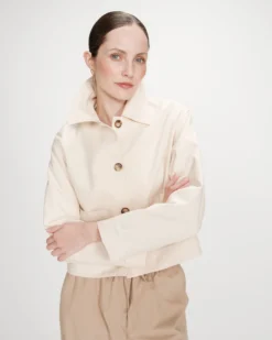 Veste courte en coton boutonnée à poches ecru Veronica